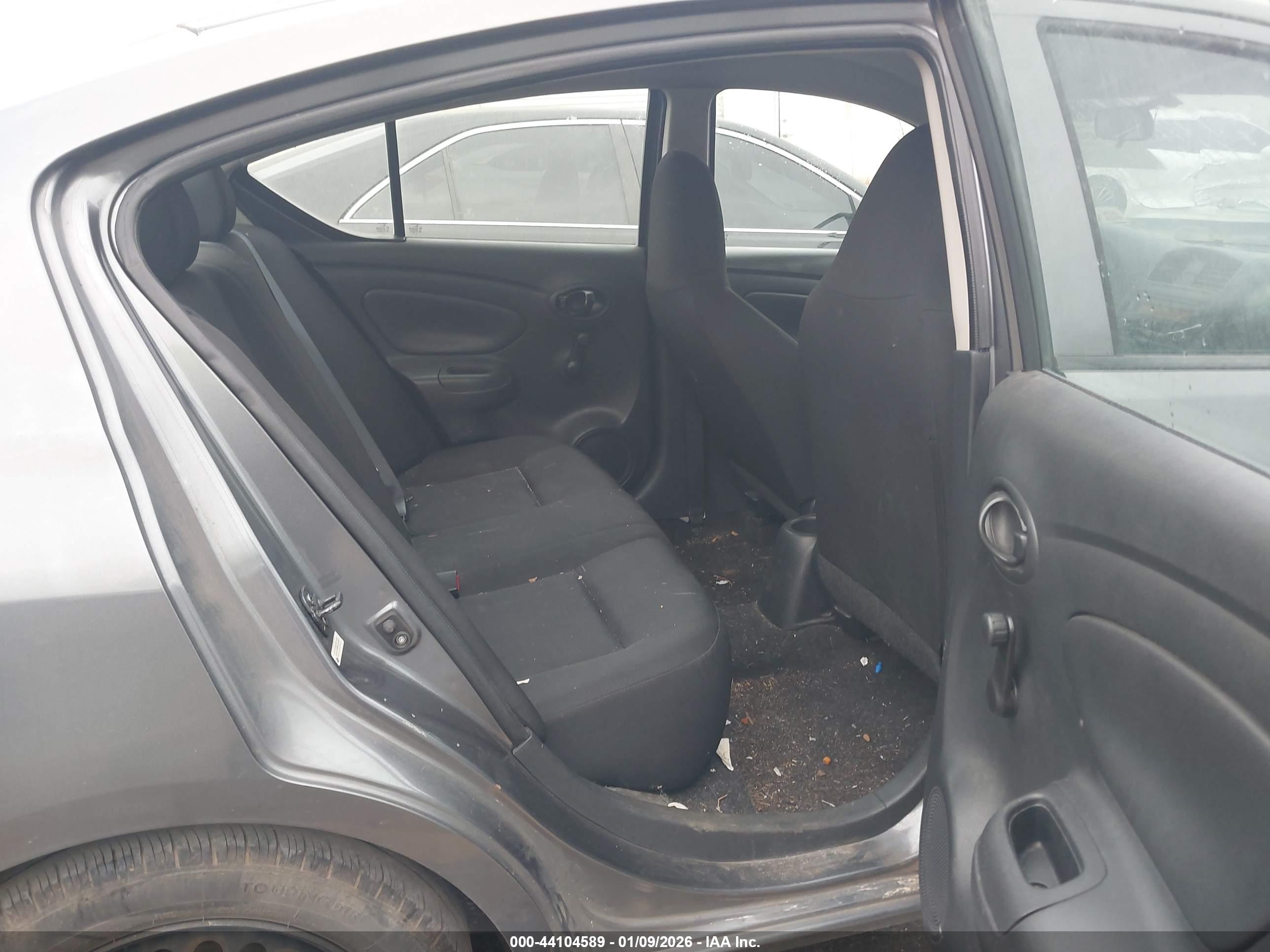 NISSAN VERSA image 8