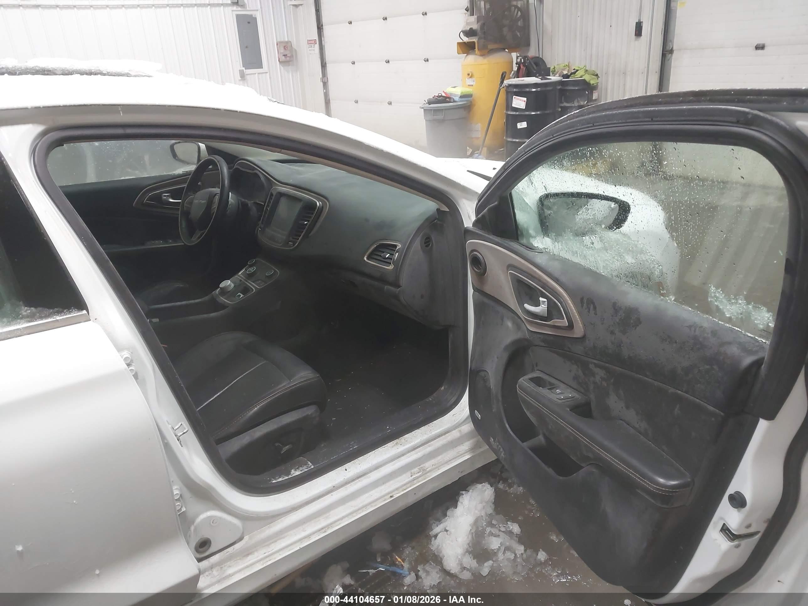 CHRYSLER 200 image 5