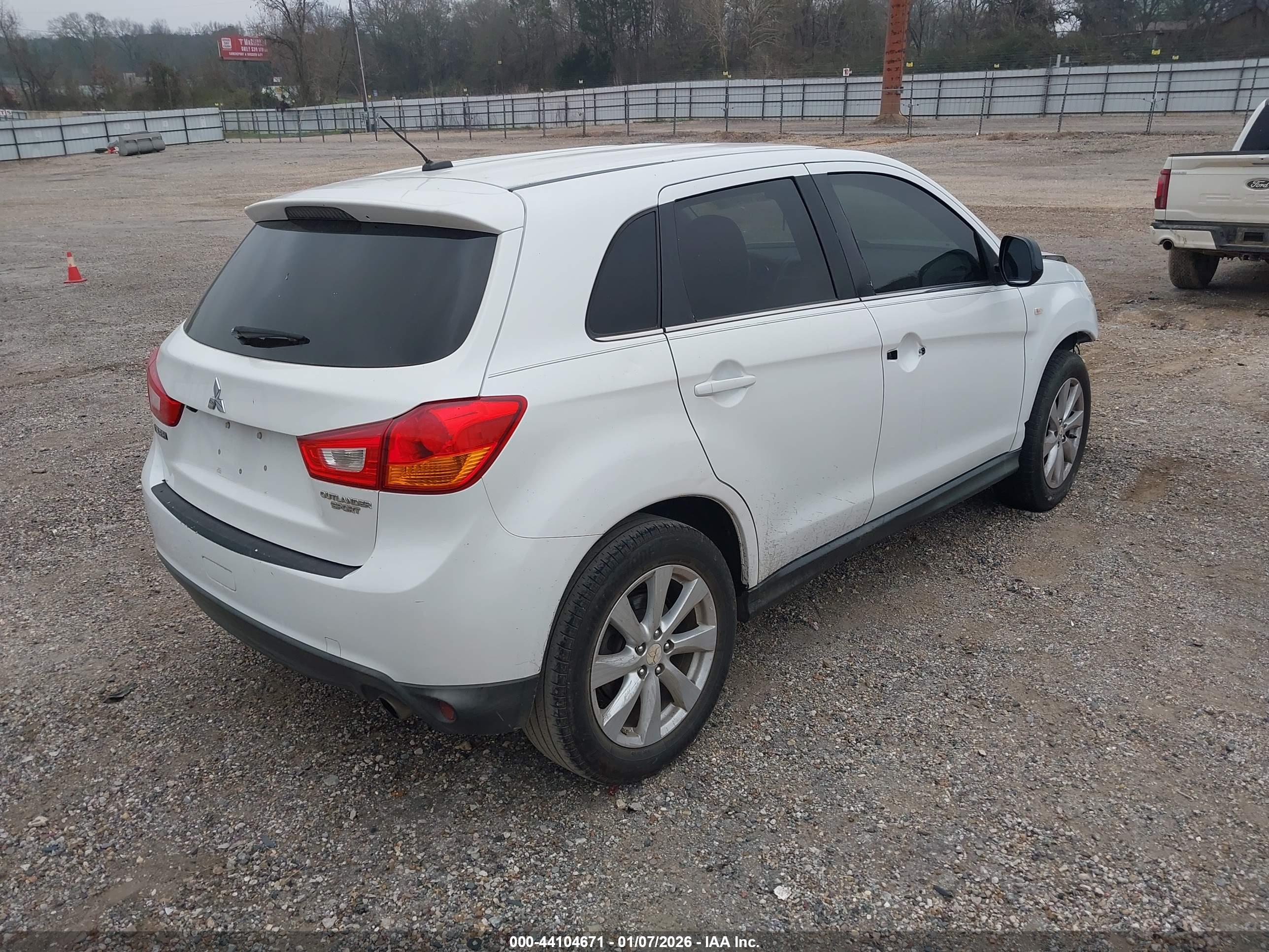 MITSUBISHI OUTLANDER image 4