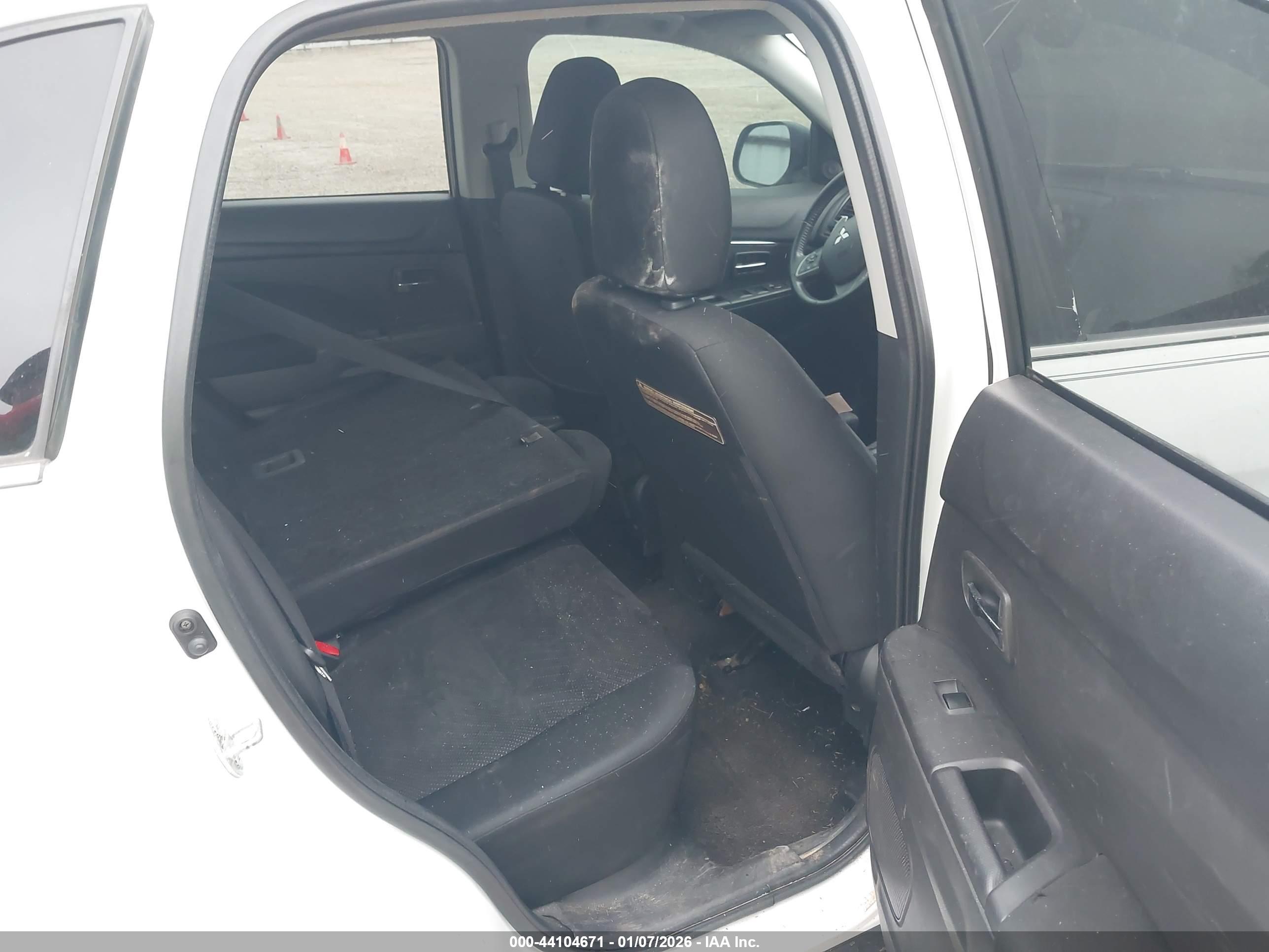 MITSUBISHI OUTLANDER image 8