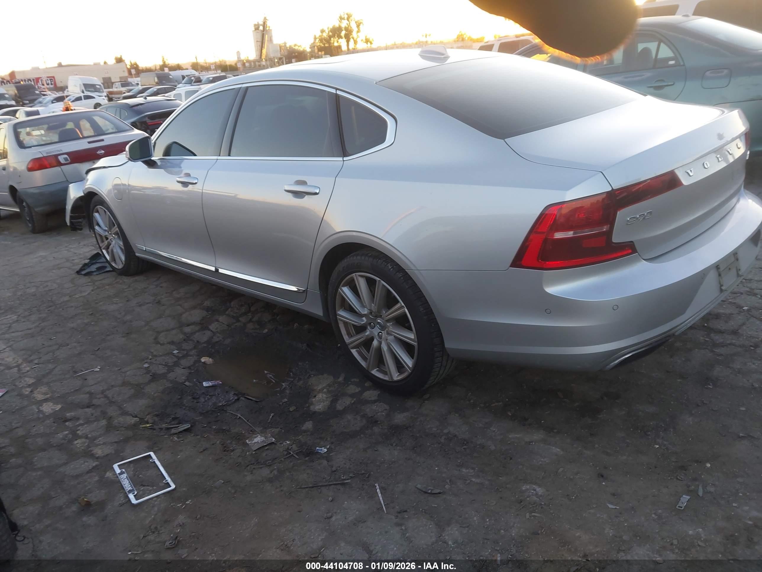 VOLVO S90 image 3