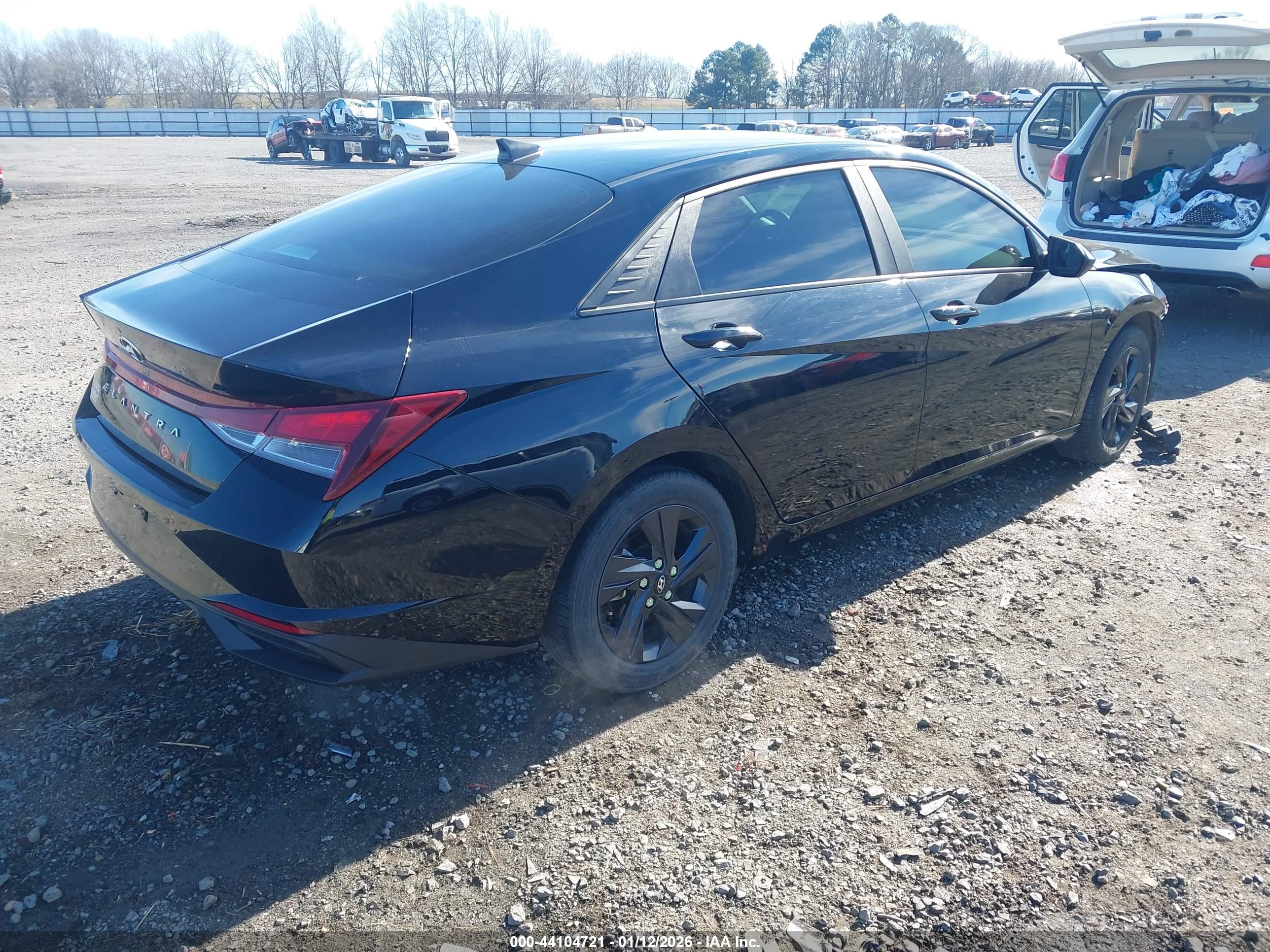 HYUNDAI ELANTRA image 4