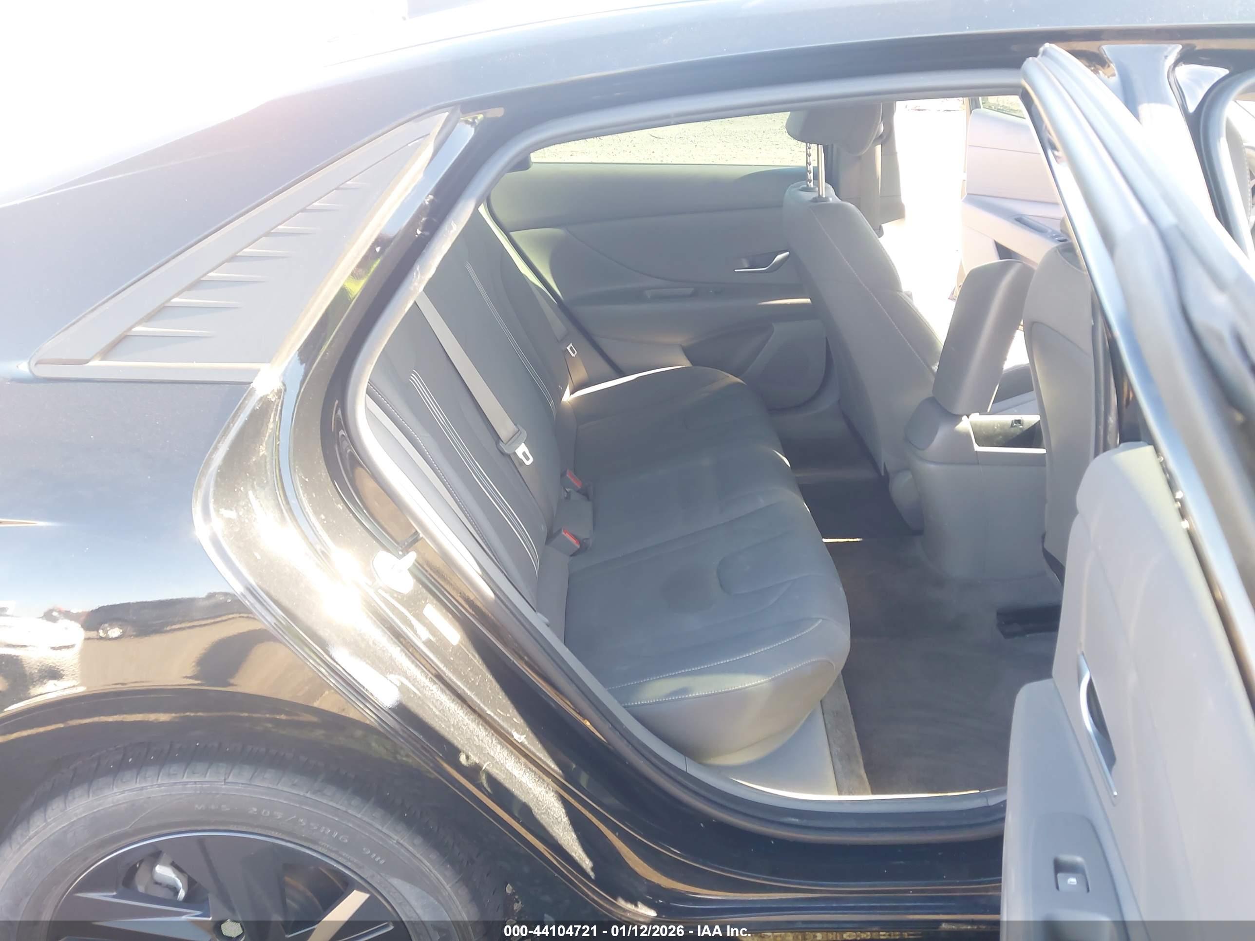 HYUNDAI ELANTRA image 8