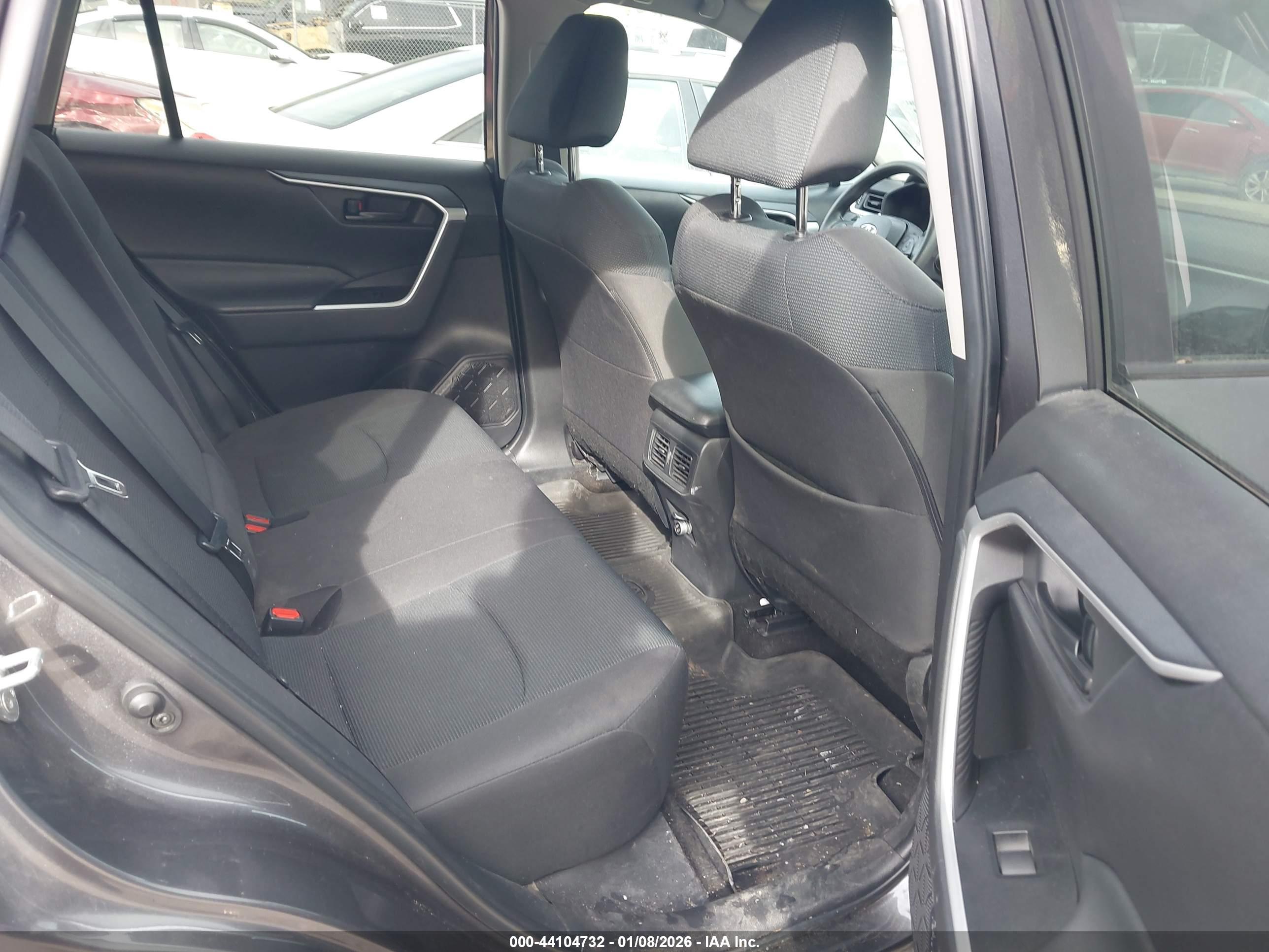 TOYOTA RAV4 image 8