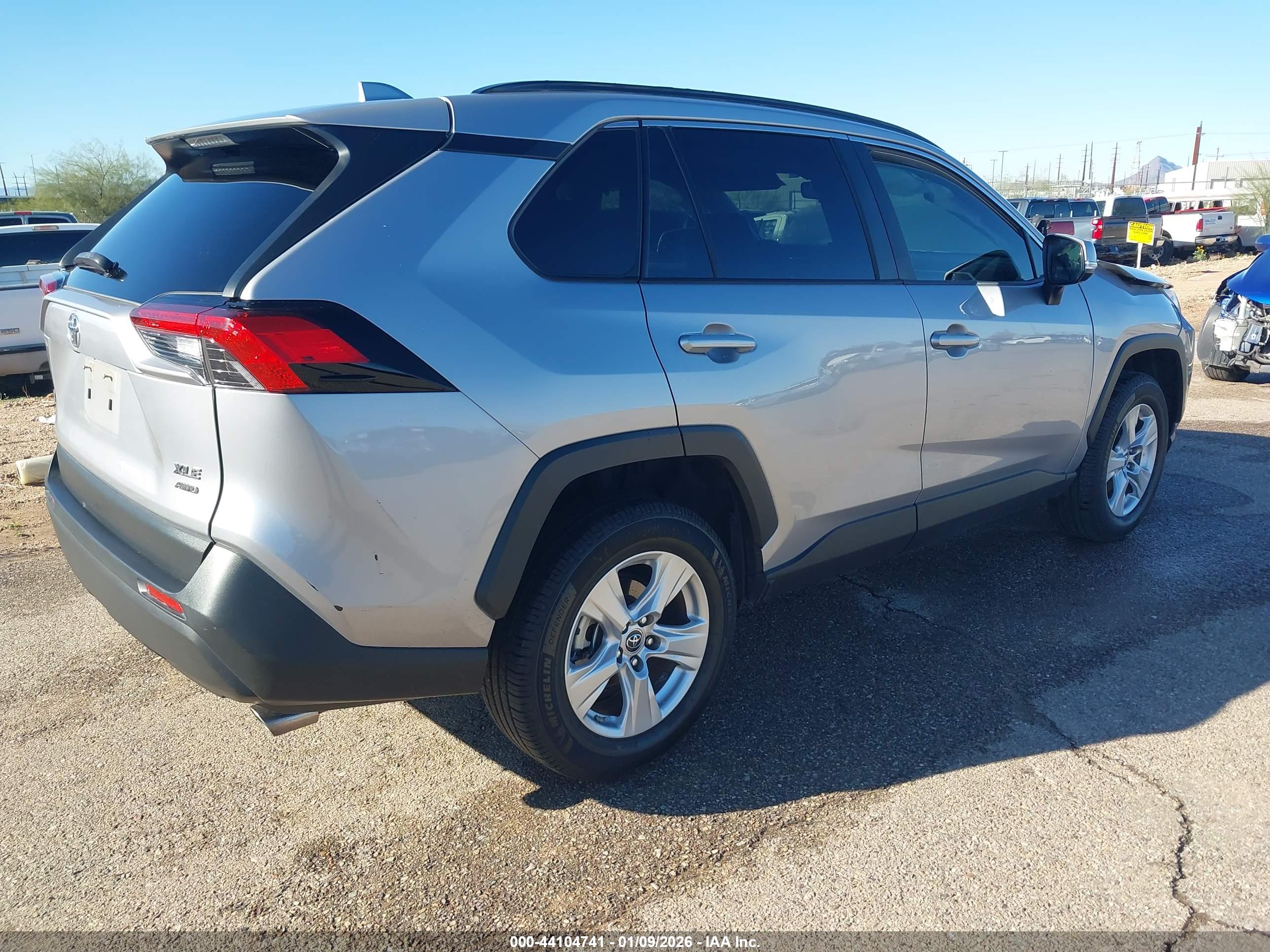 TOYOTA RAV4 image 4