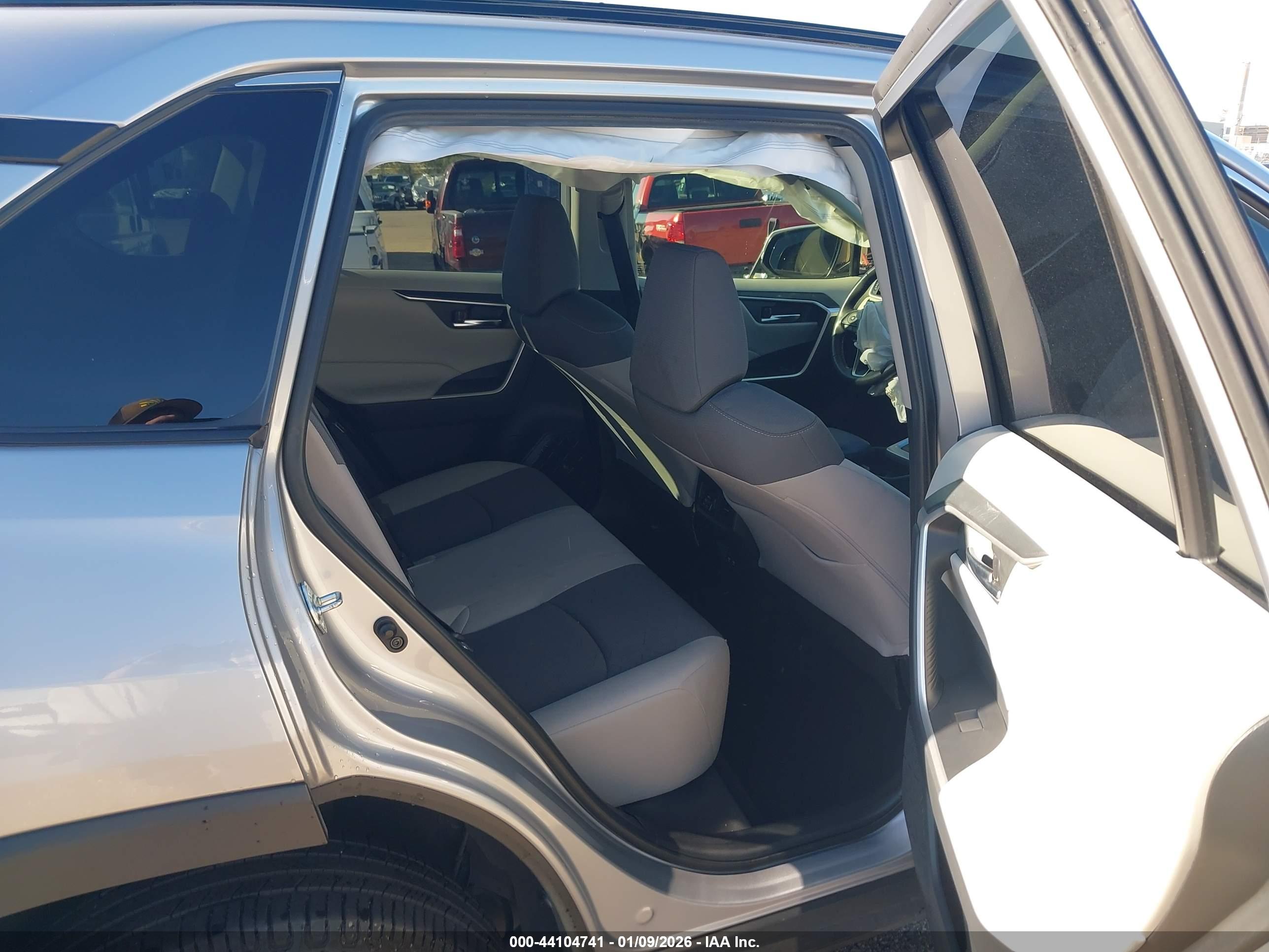 TOYOTA RAV4 image 8