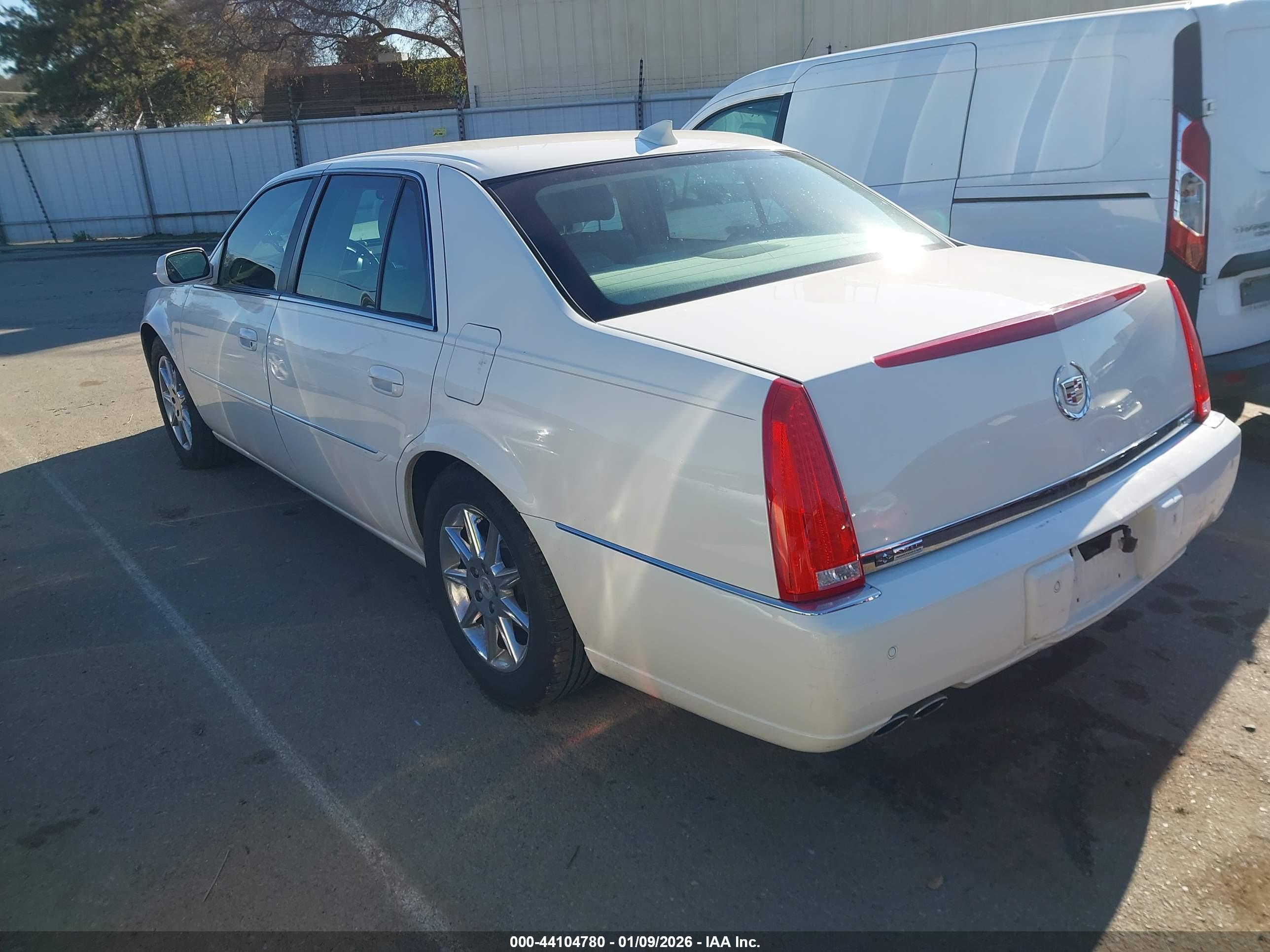 CADILLAC DTS image 3