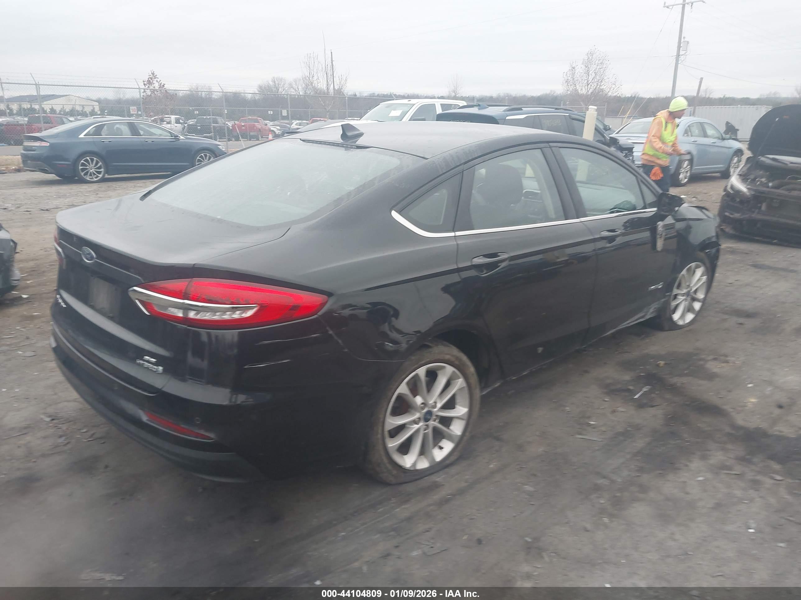 FORD FUSION image 4