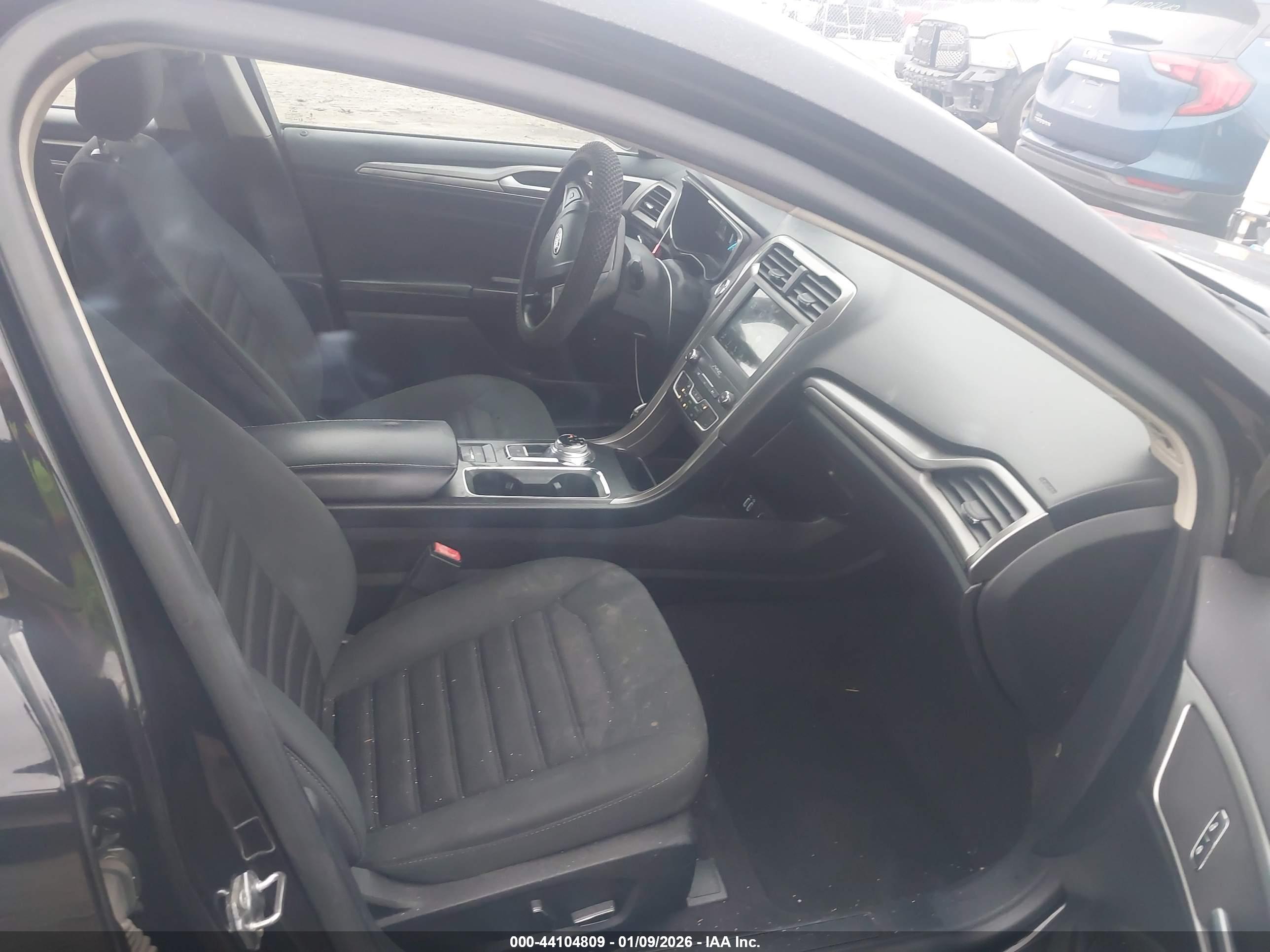 FORD FUSION image 5