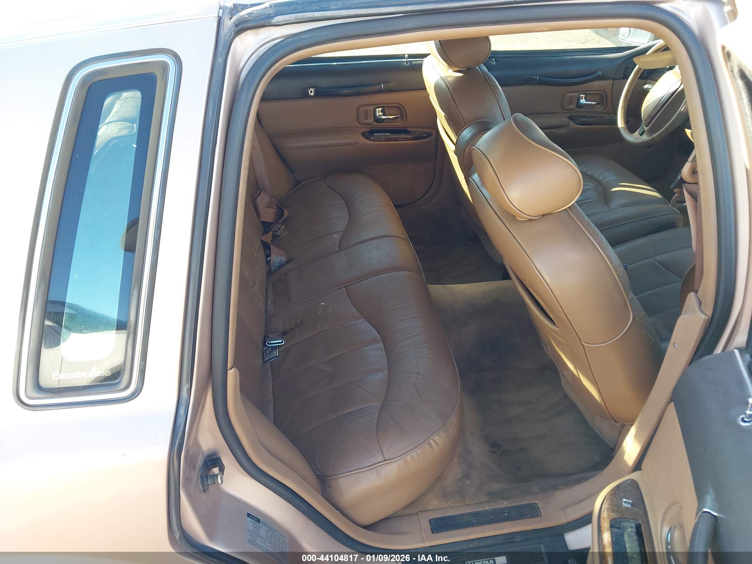 LINCOLN TOWN image 8