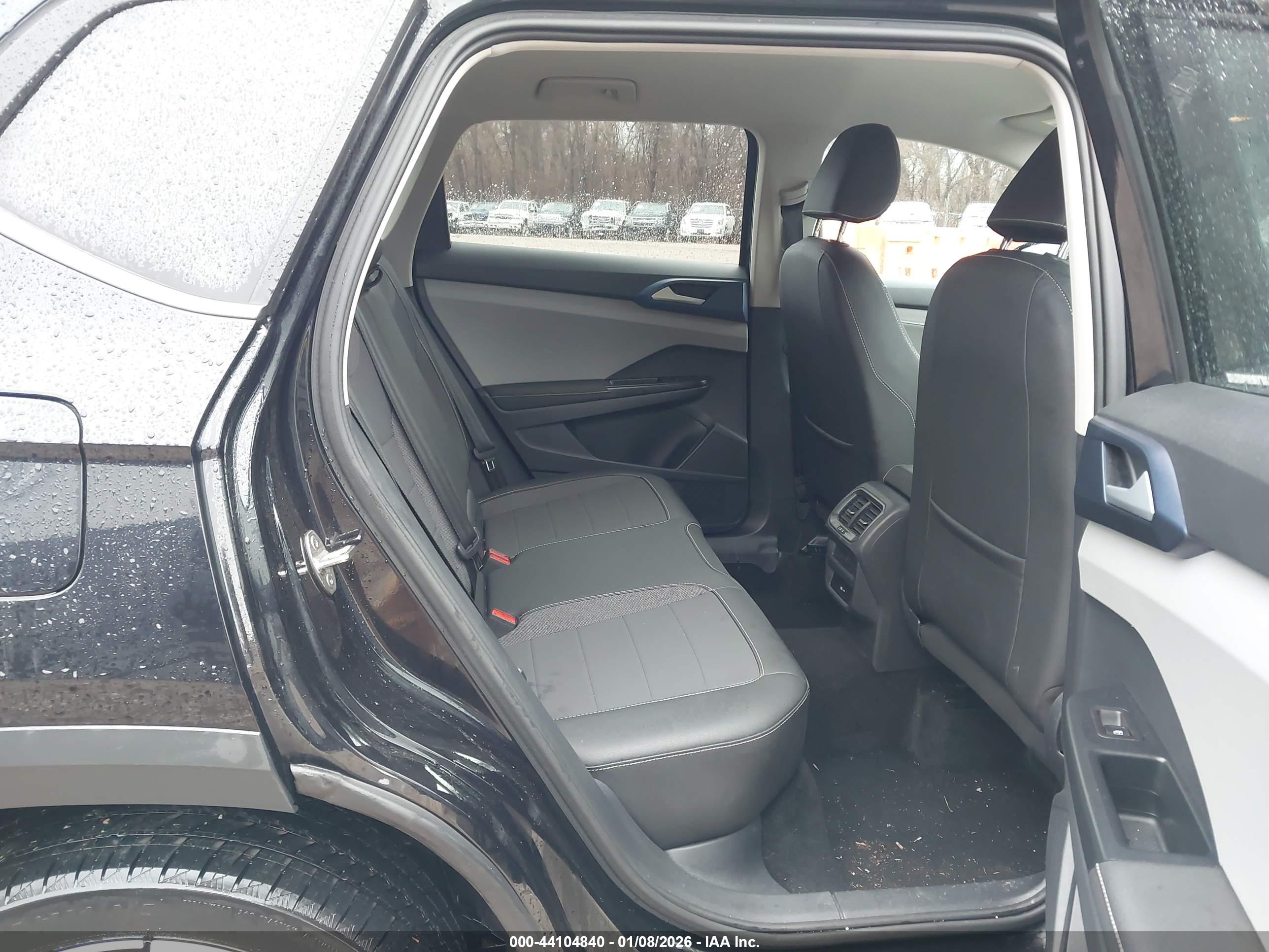 VOLKSWAGEN TAOS image 8