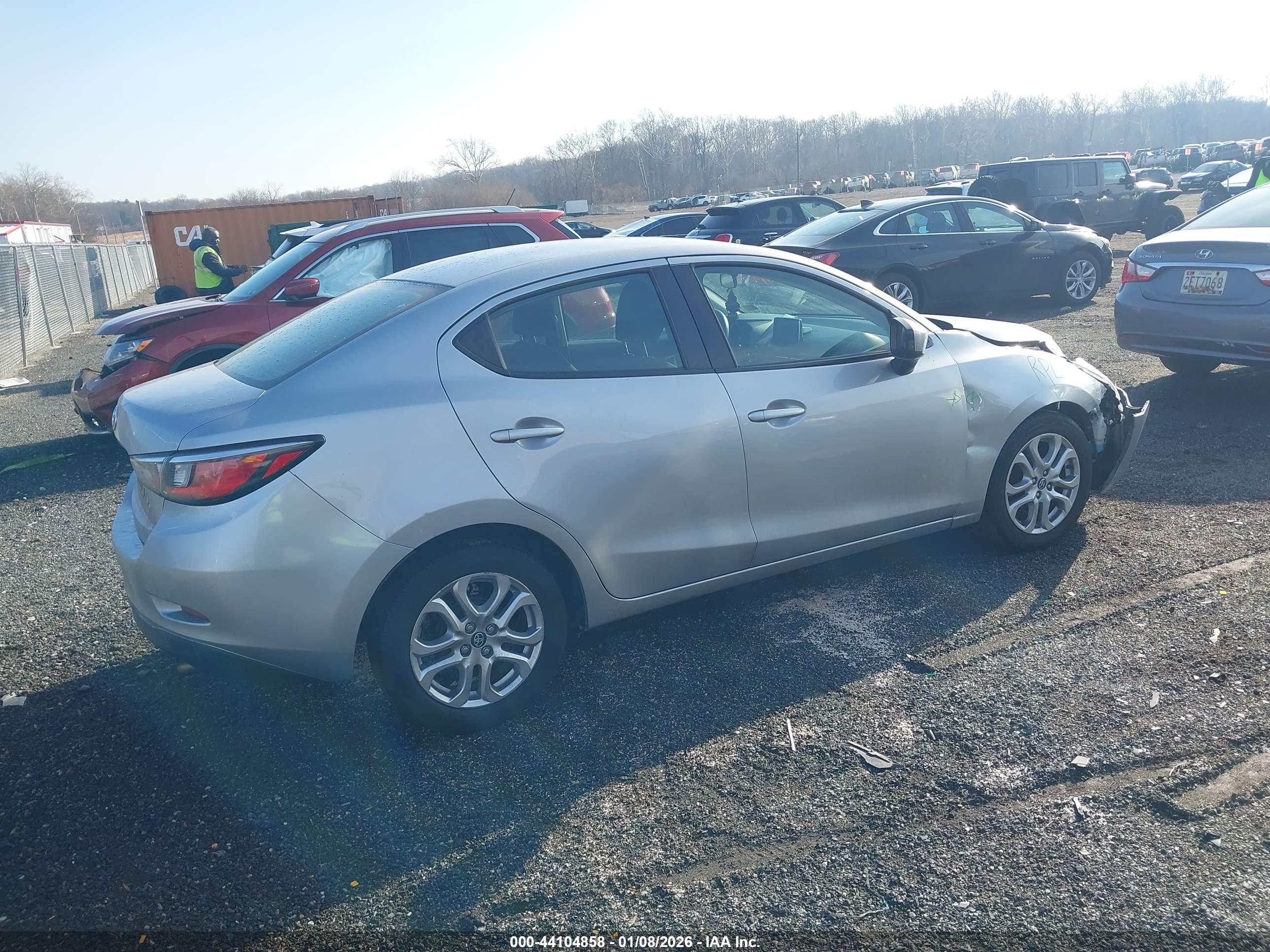 TOYOTA YARIS image 4