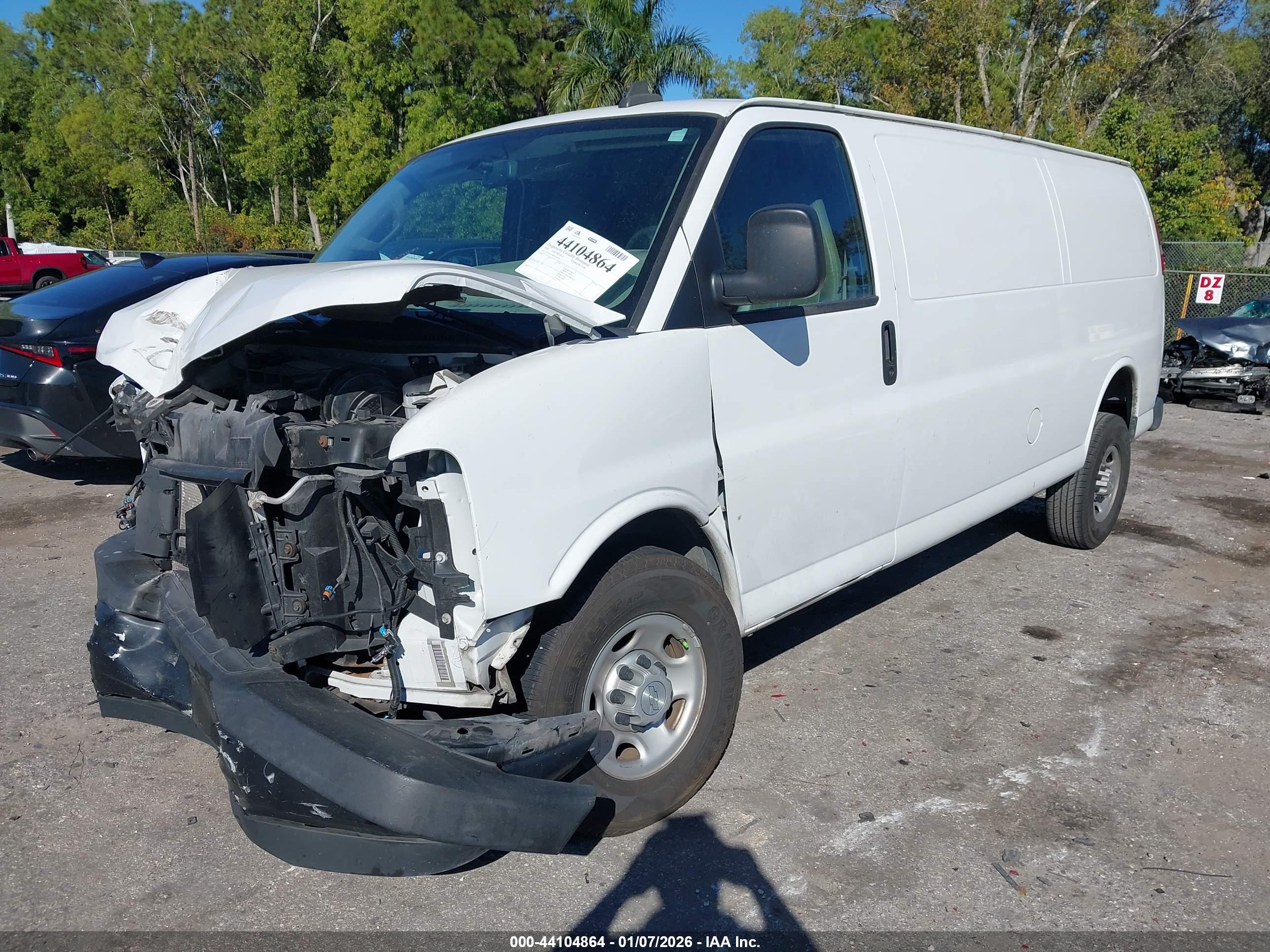 CHEVROLET EXPRESS image 2