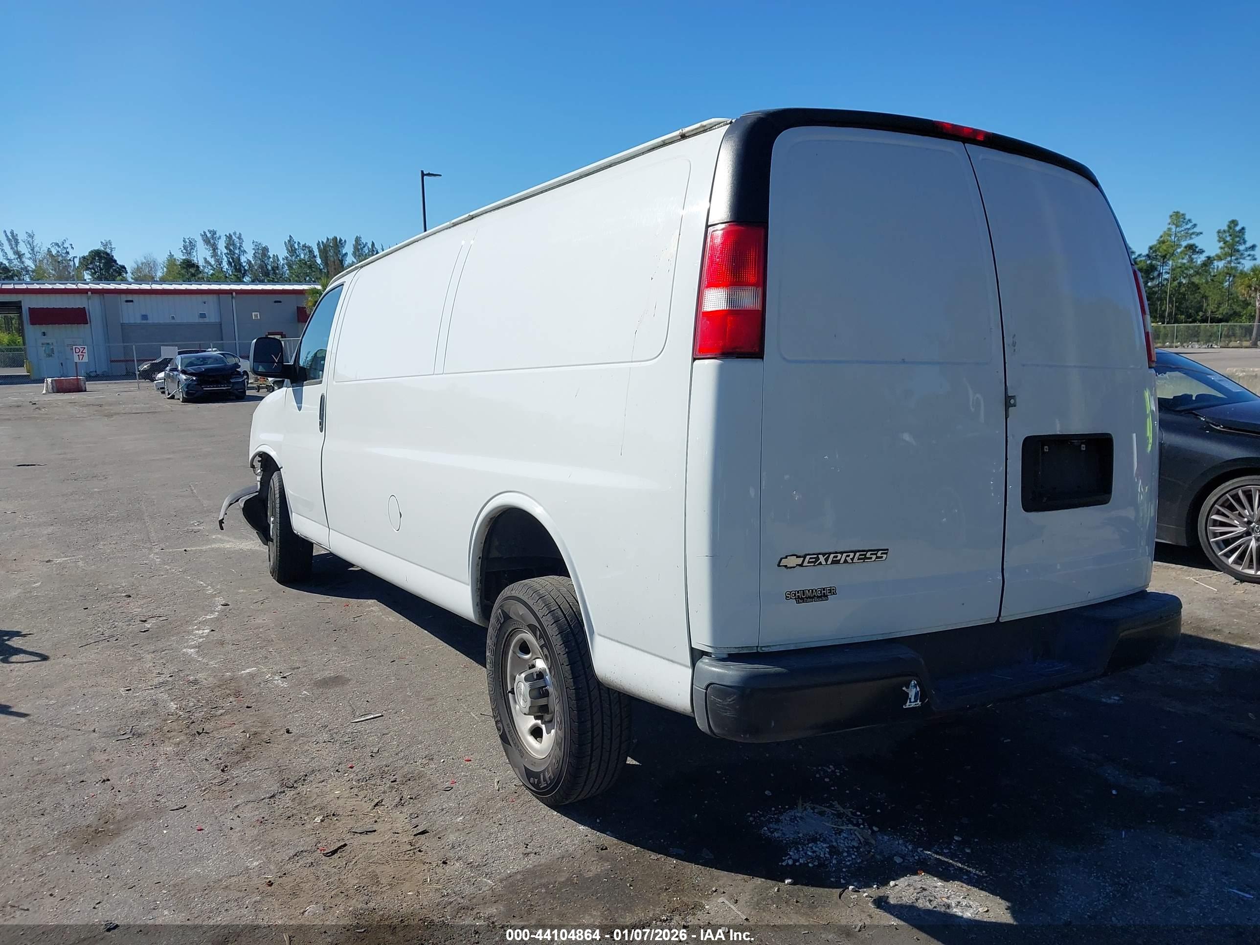 CHEVROLET EXPRESS image 3