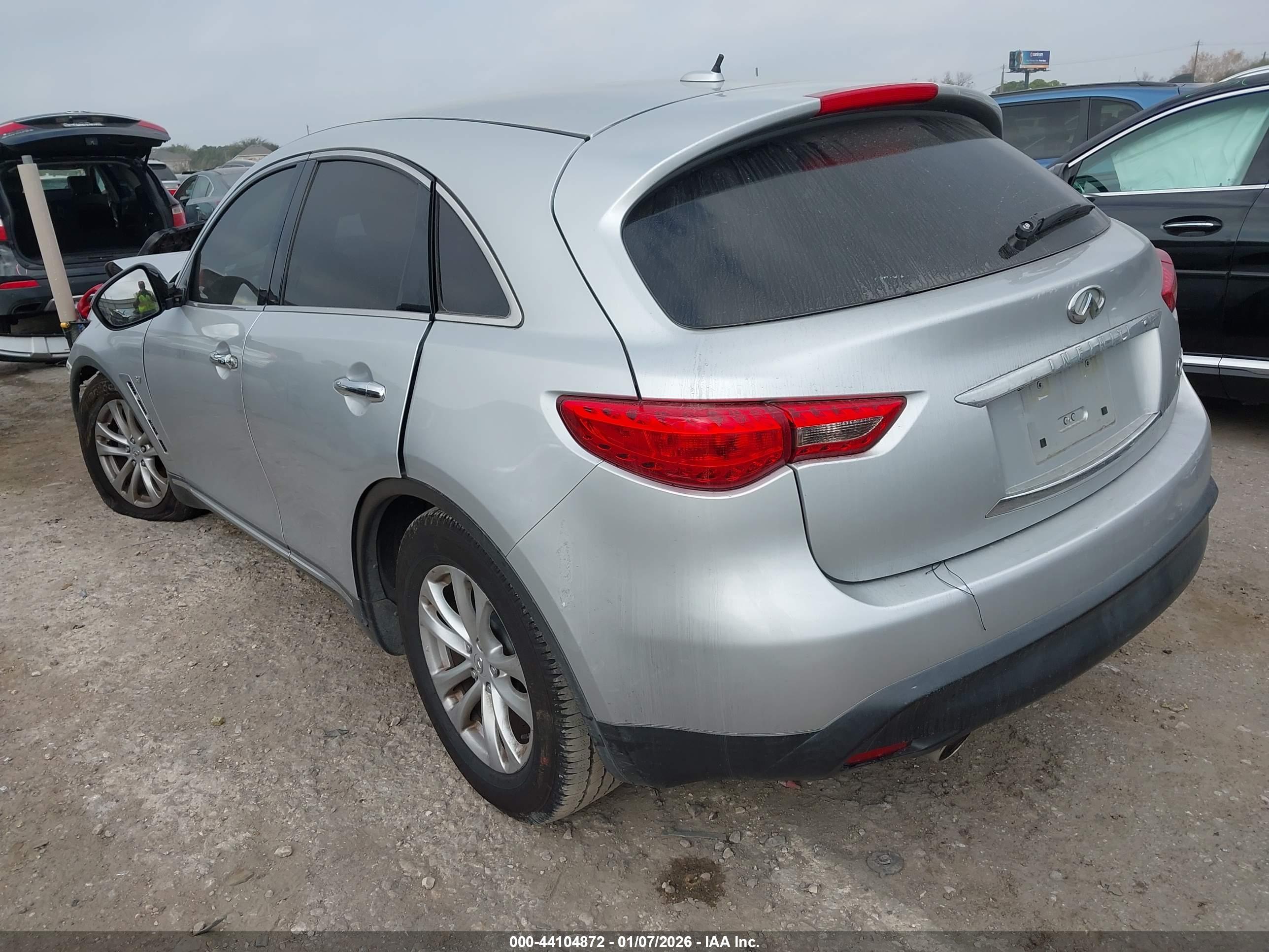 INFINITI QX70 image 3