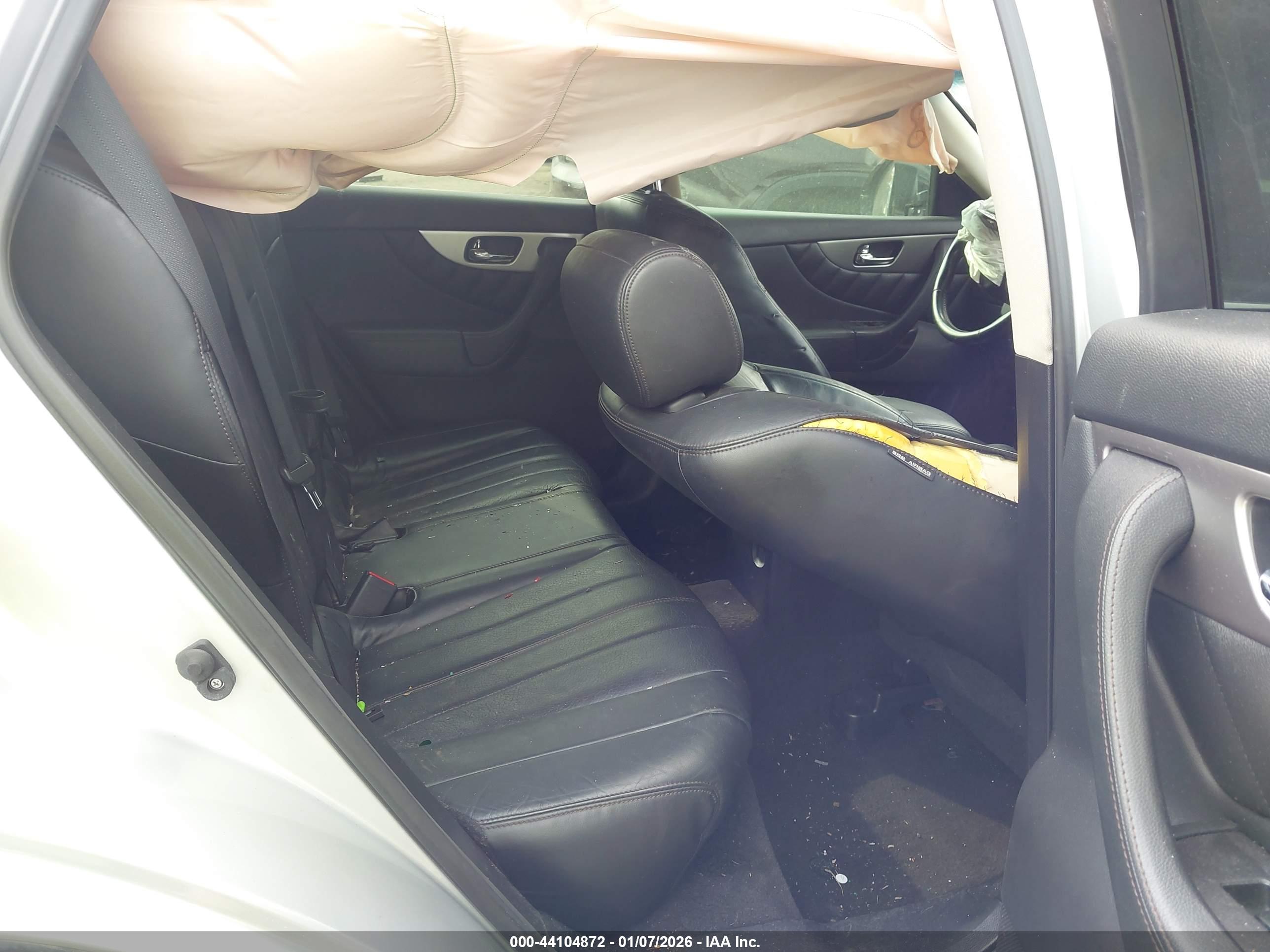 INFINITI QX70 image 8