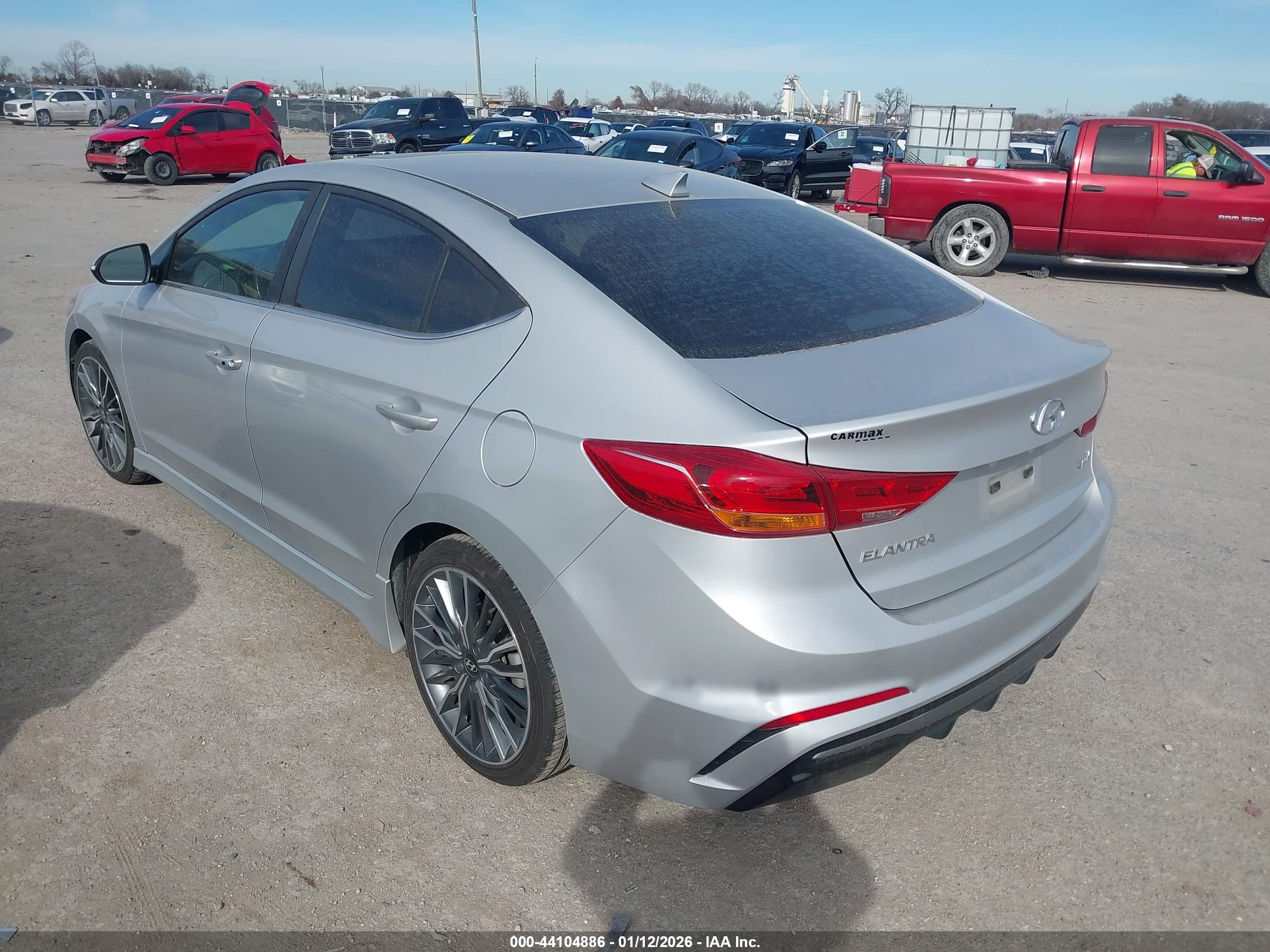 HYUNDAI ELANTRA image 3