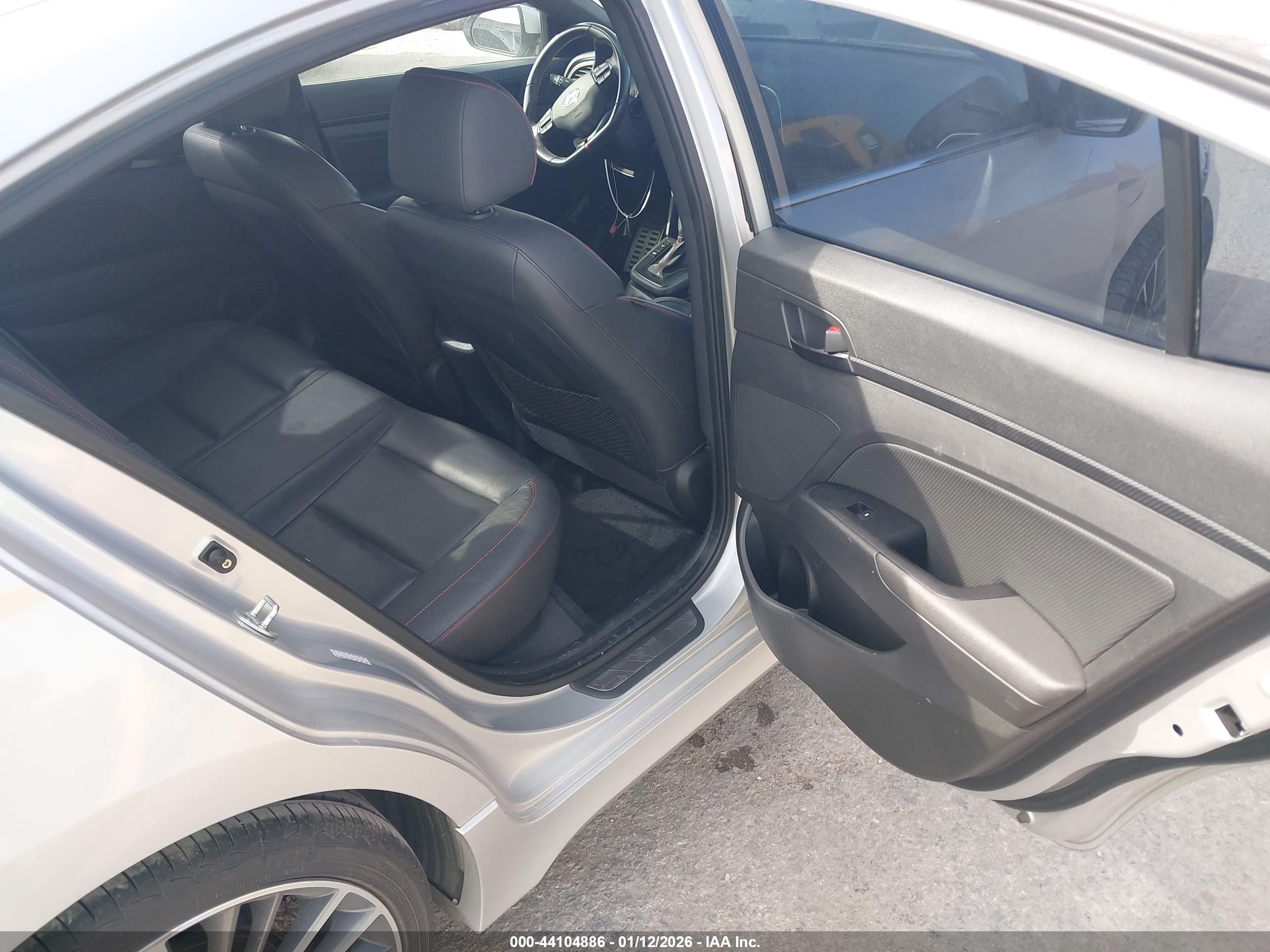 HYUNDAI ELANTRA image 8