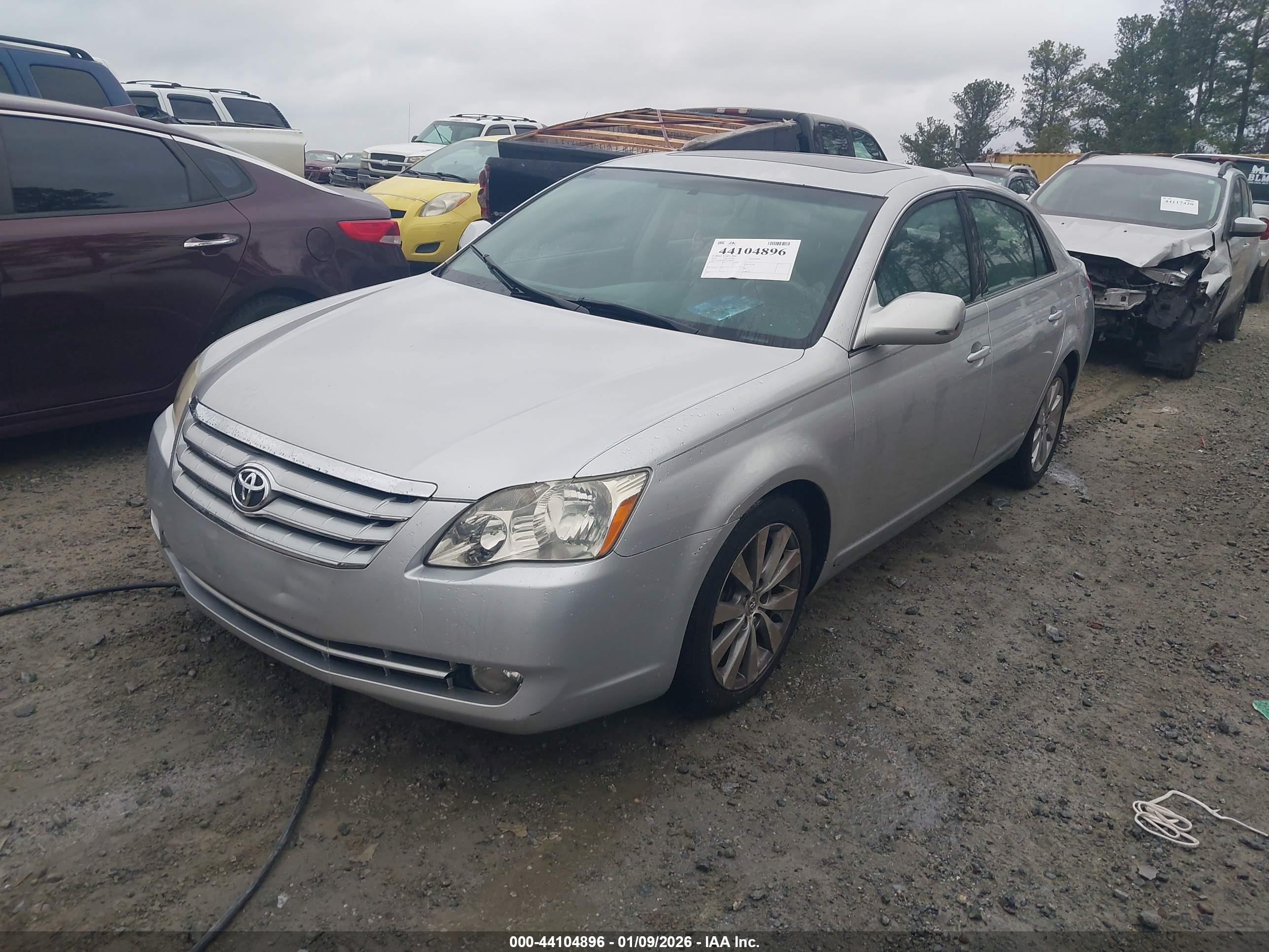 TOYOTA AVALON image 2