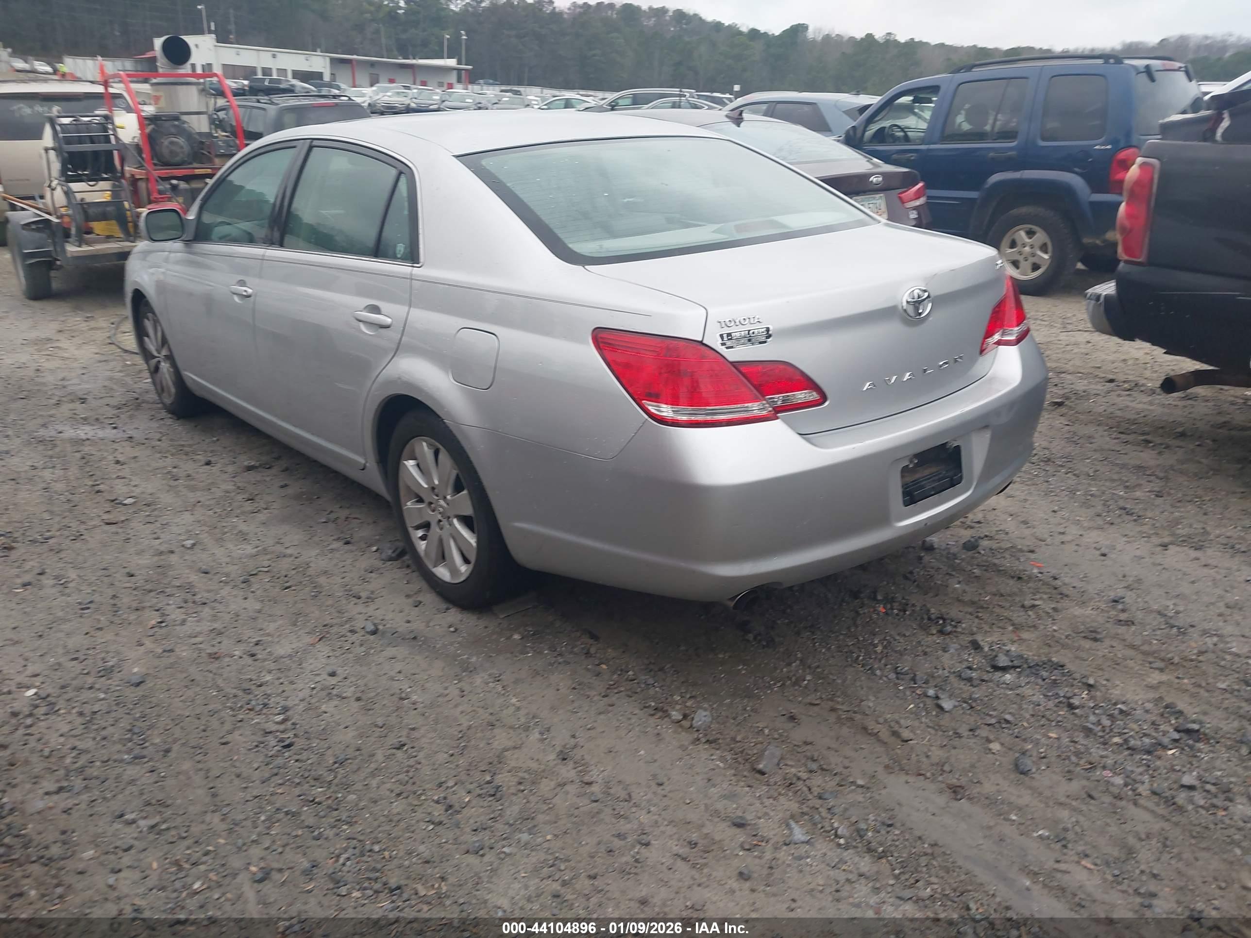 TOYOTA AVALON image 3