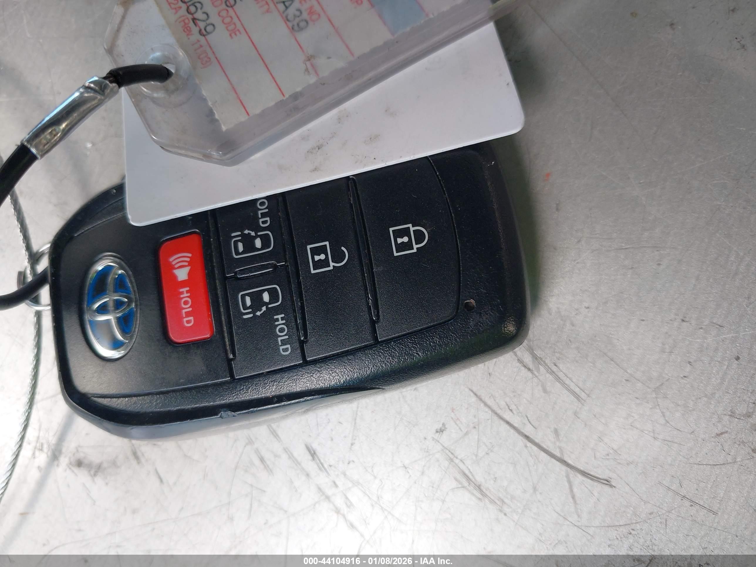 TOYOTA SIENNA image 11