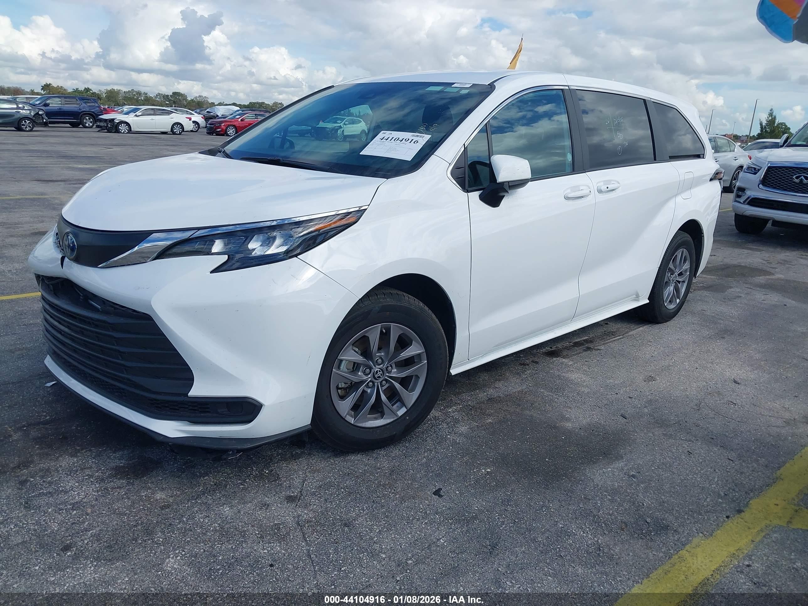 TOYOTA SIENNA image 2