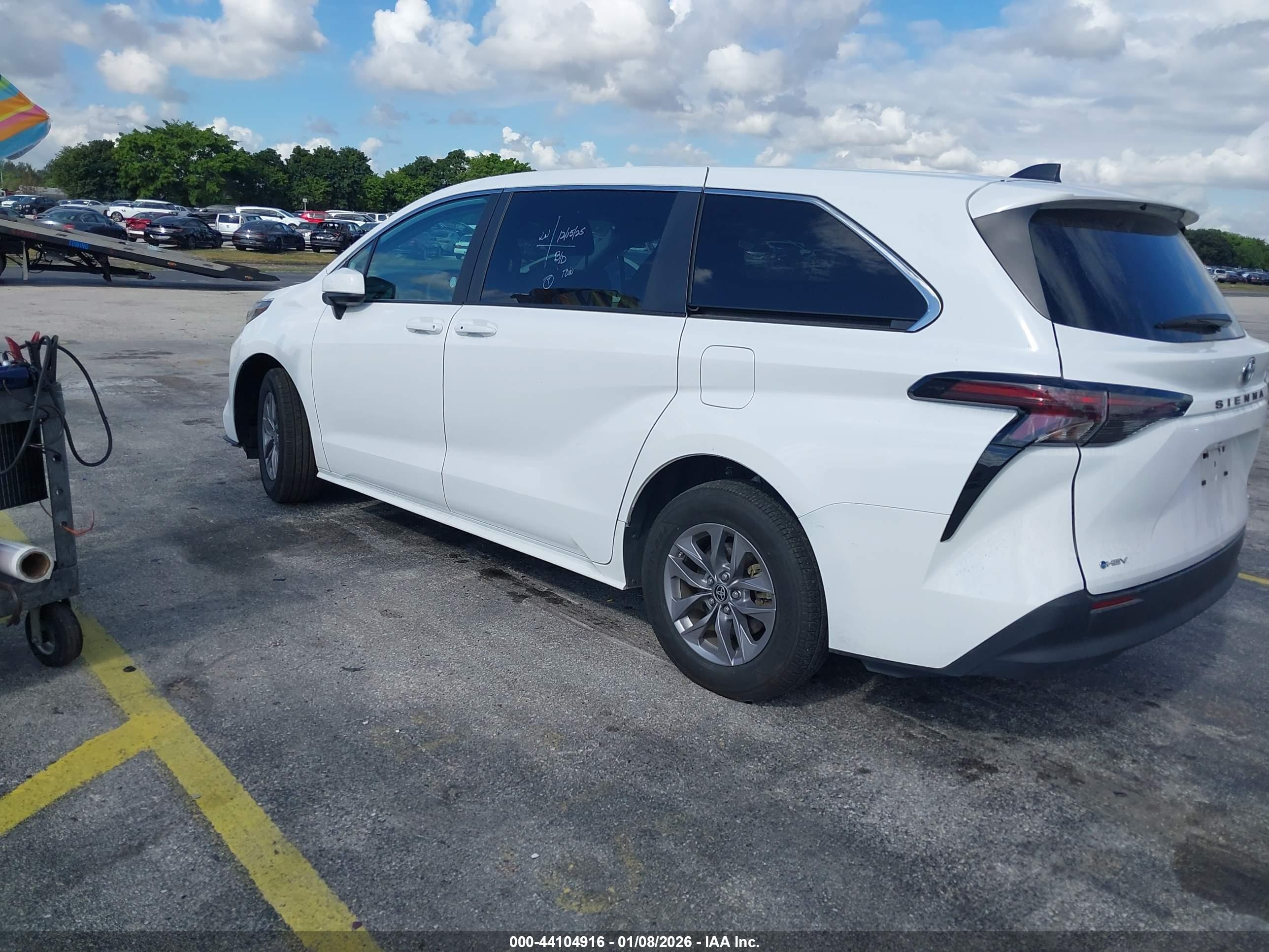 TOYOTA SIENNA image 3