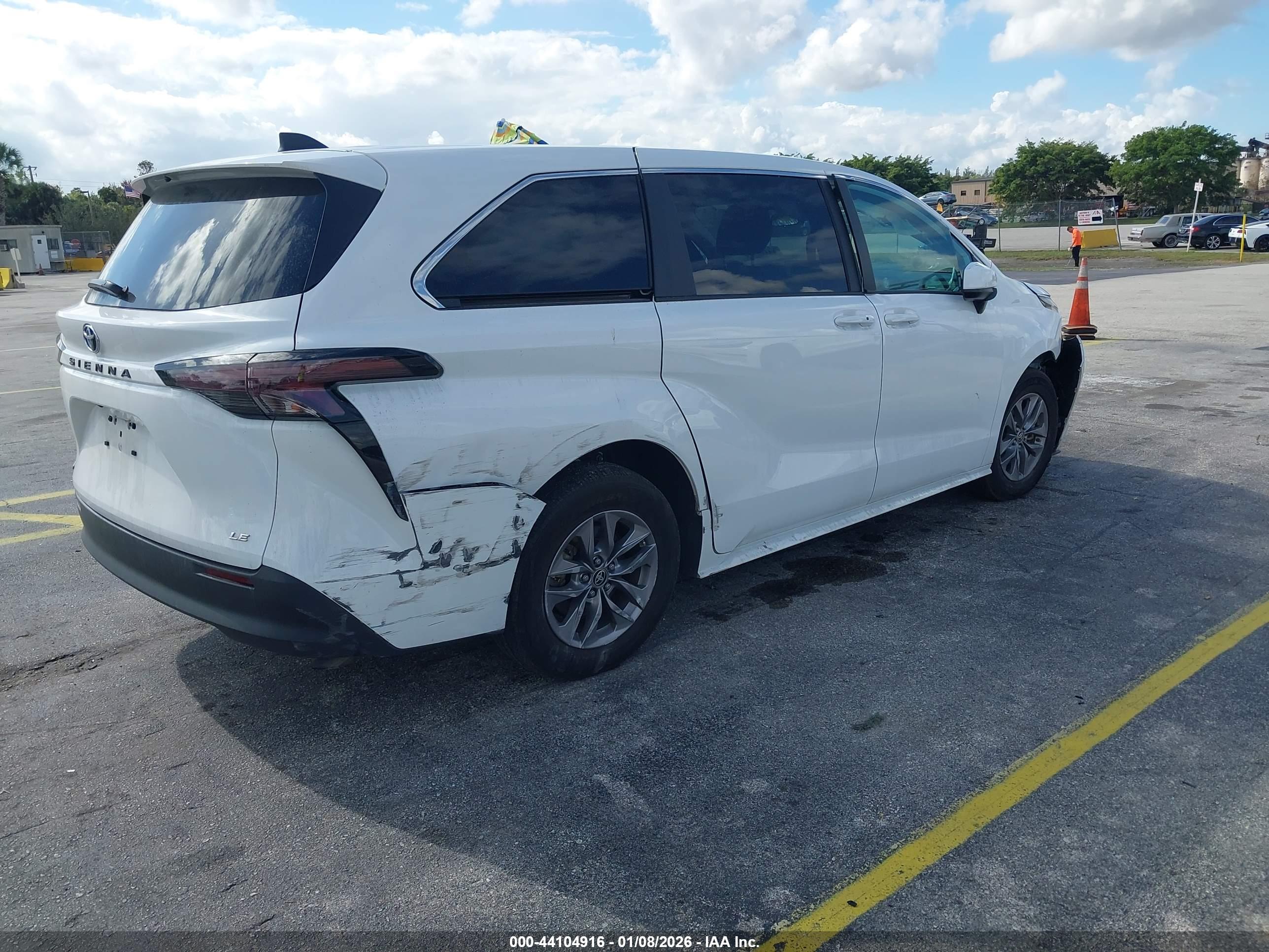 TOYOTA SIENNA image 4