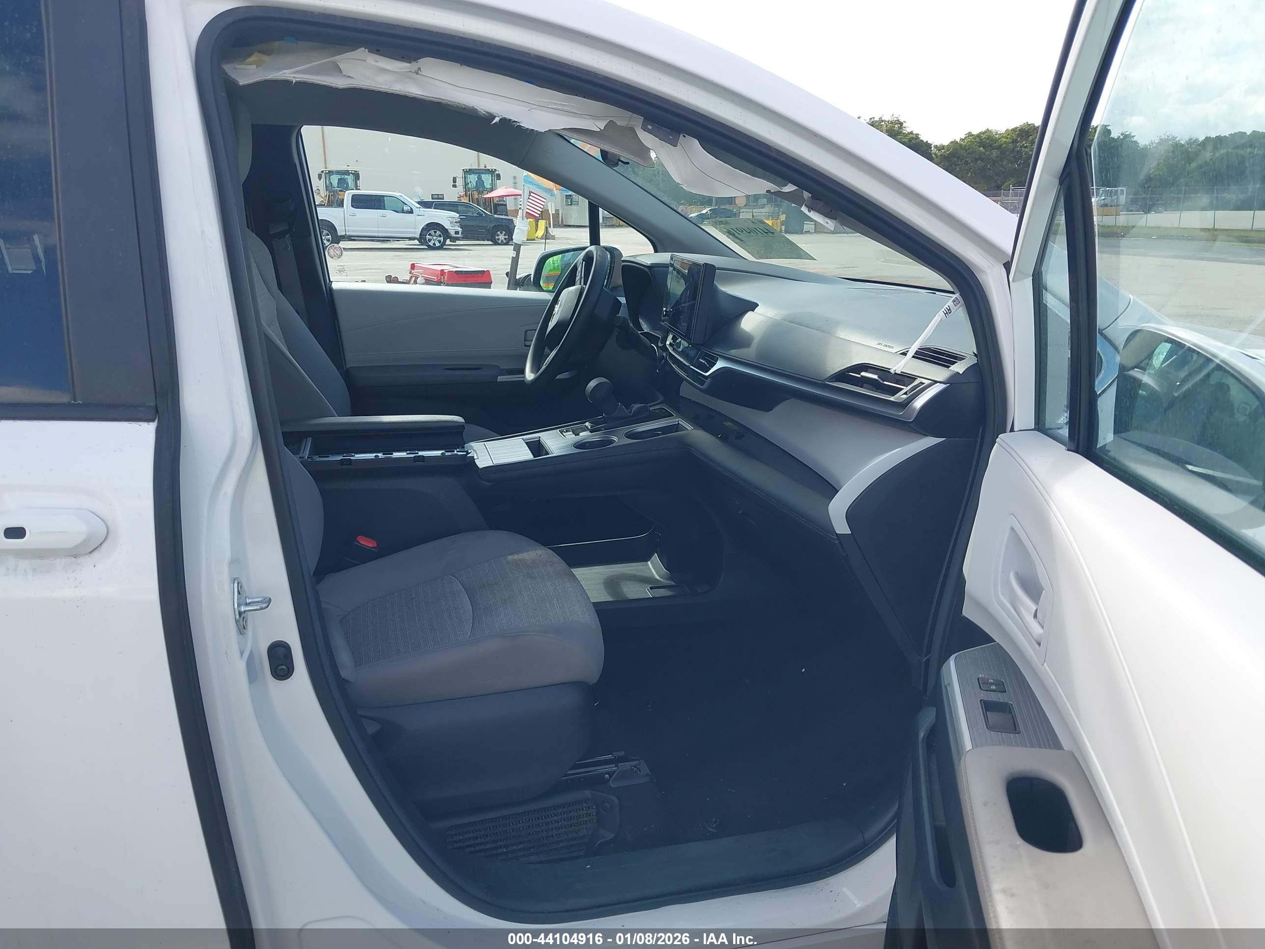 TOYOTA SIENNA image 5