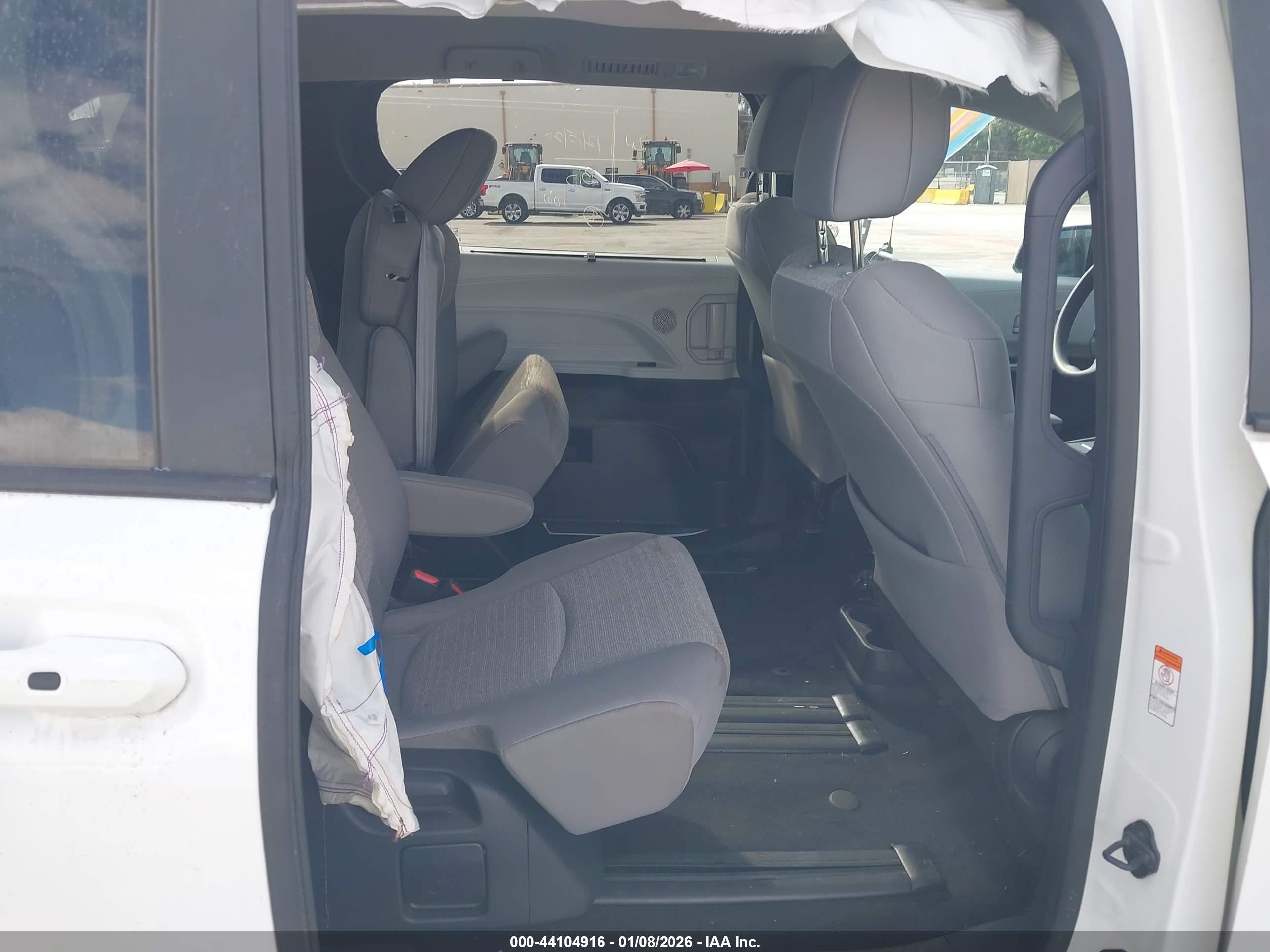 TOYOTA SIENNA image 8