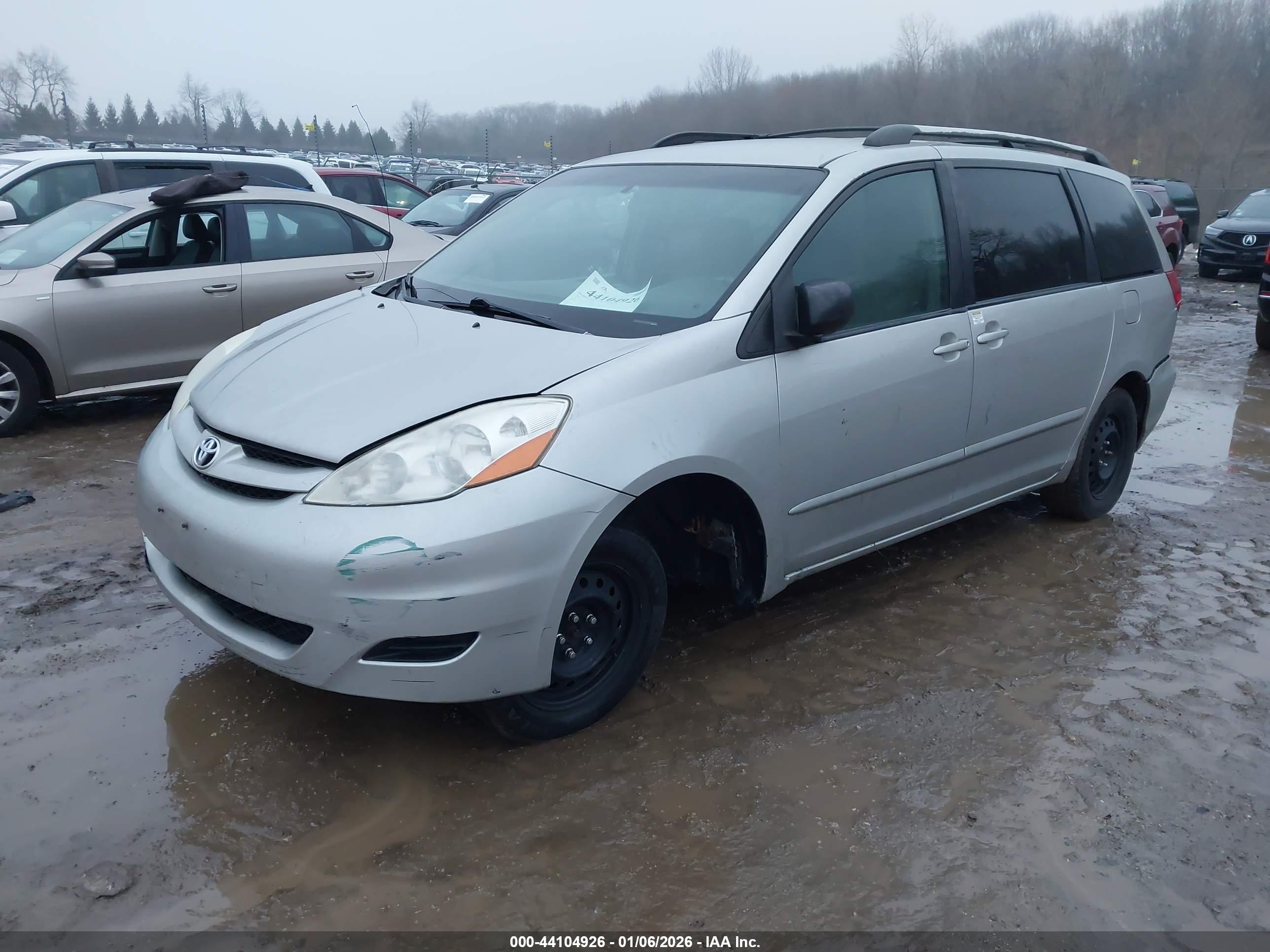 TOYOTA SIENNA image 2