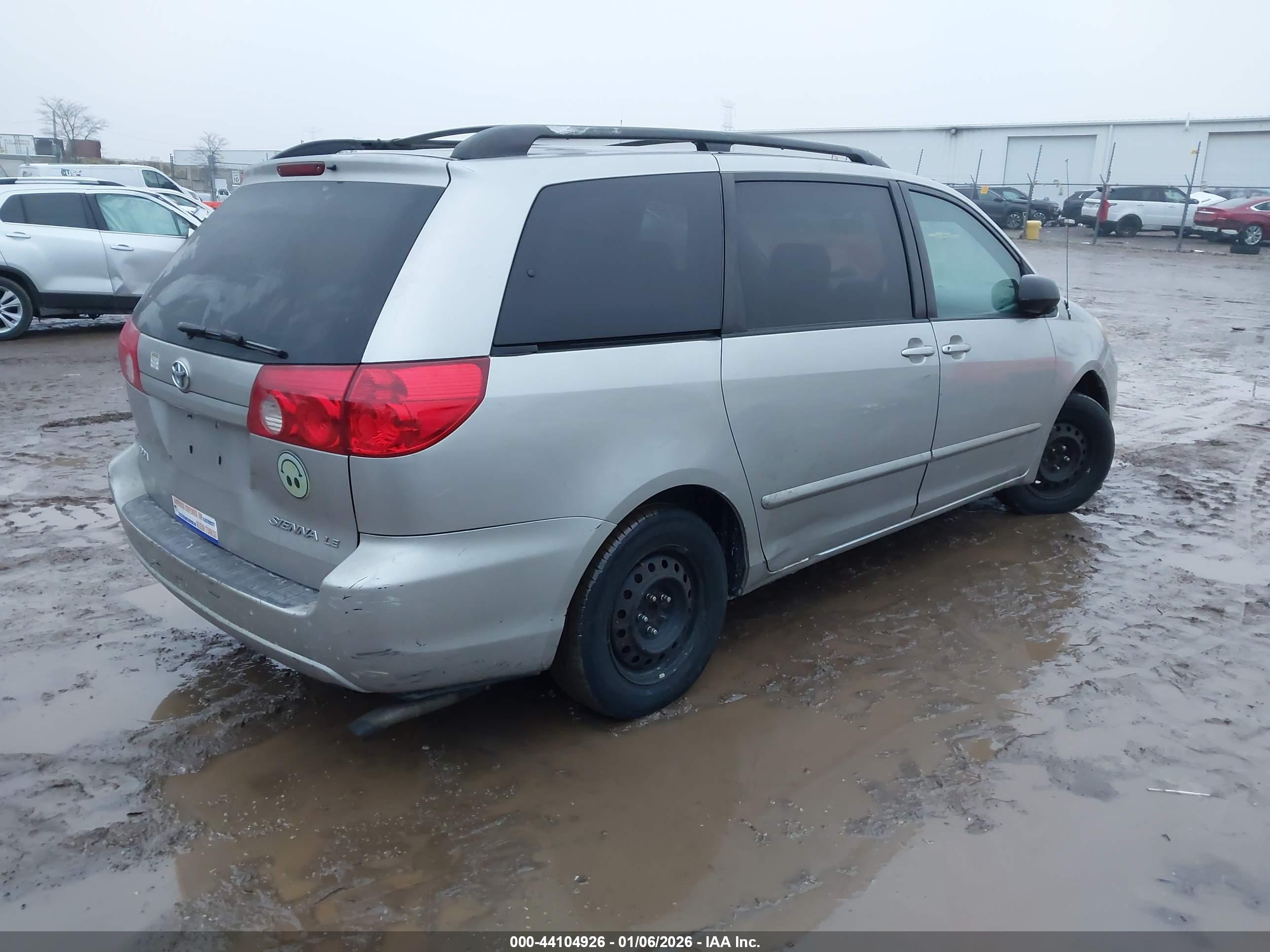 TOYOTA SIENNA image 4