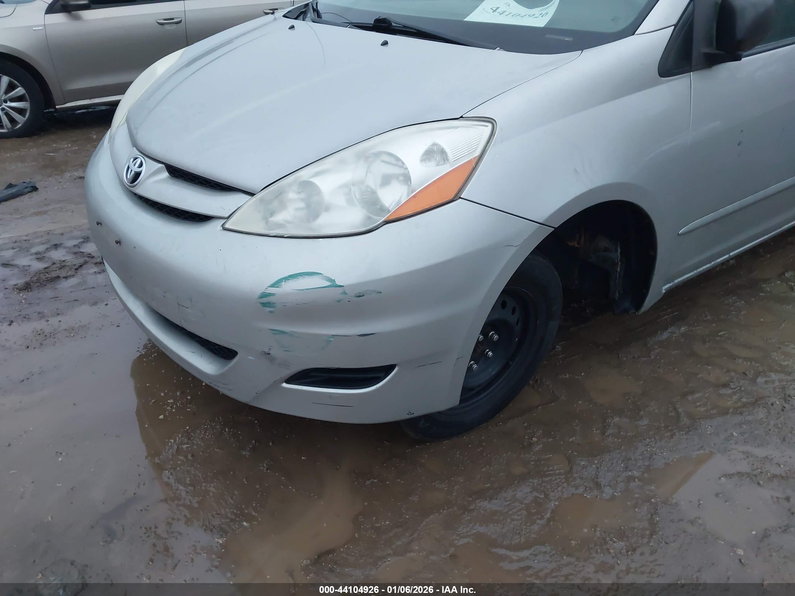 TOYOTA SIENNA image 6