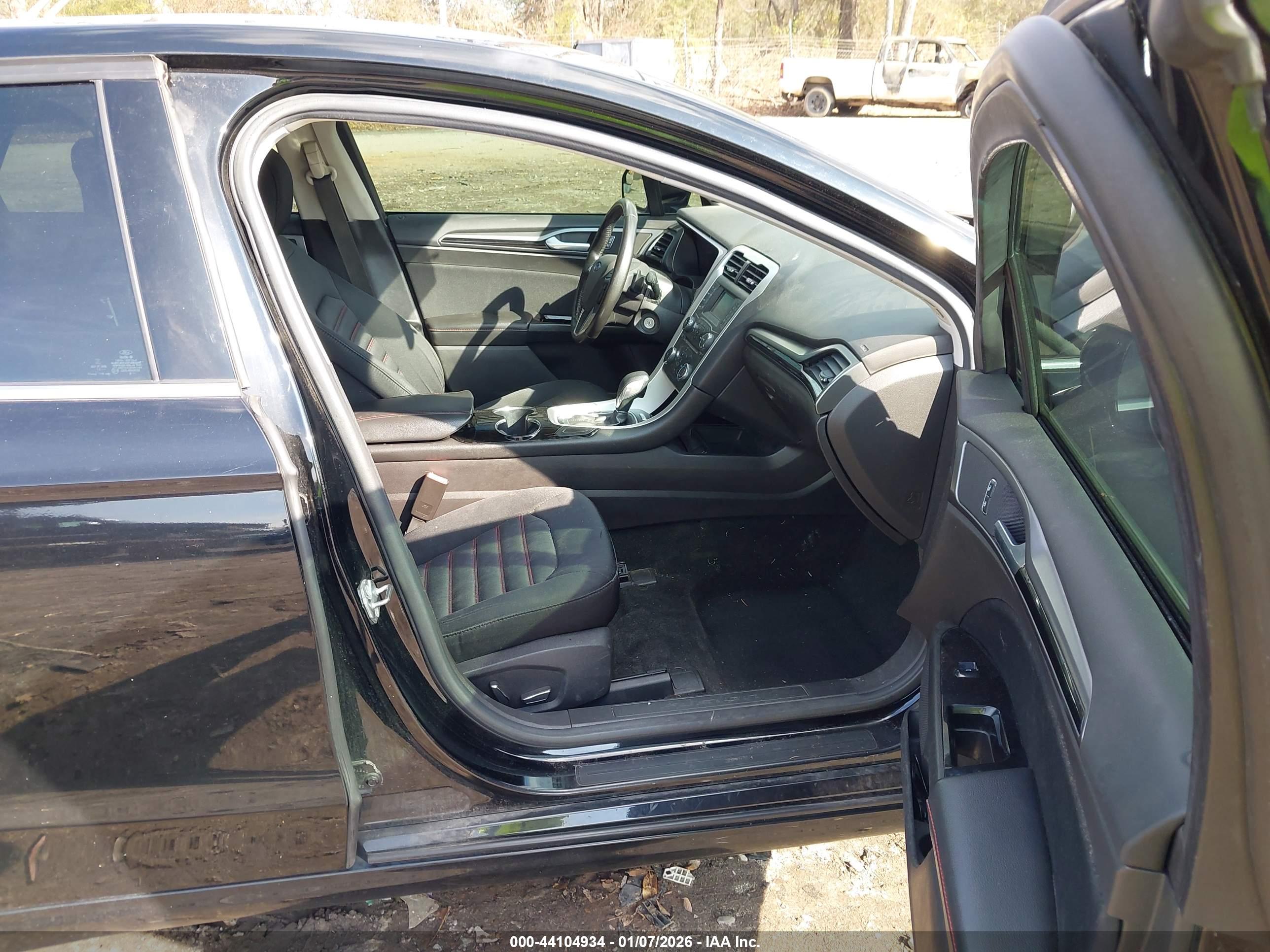 FORD FUSION image 5