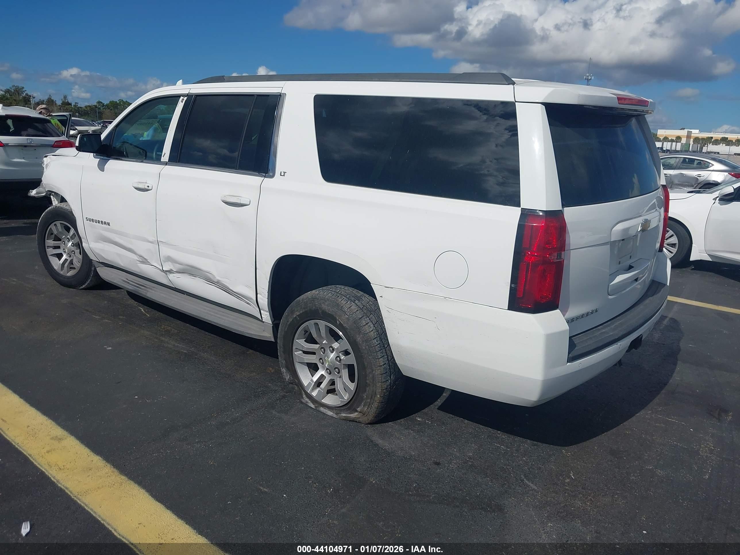 CHEVROLET SUBURBAN image 3
