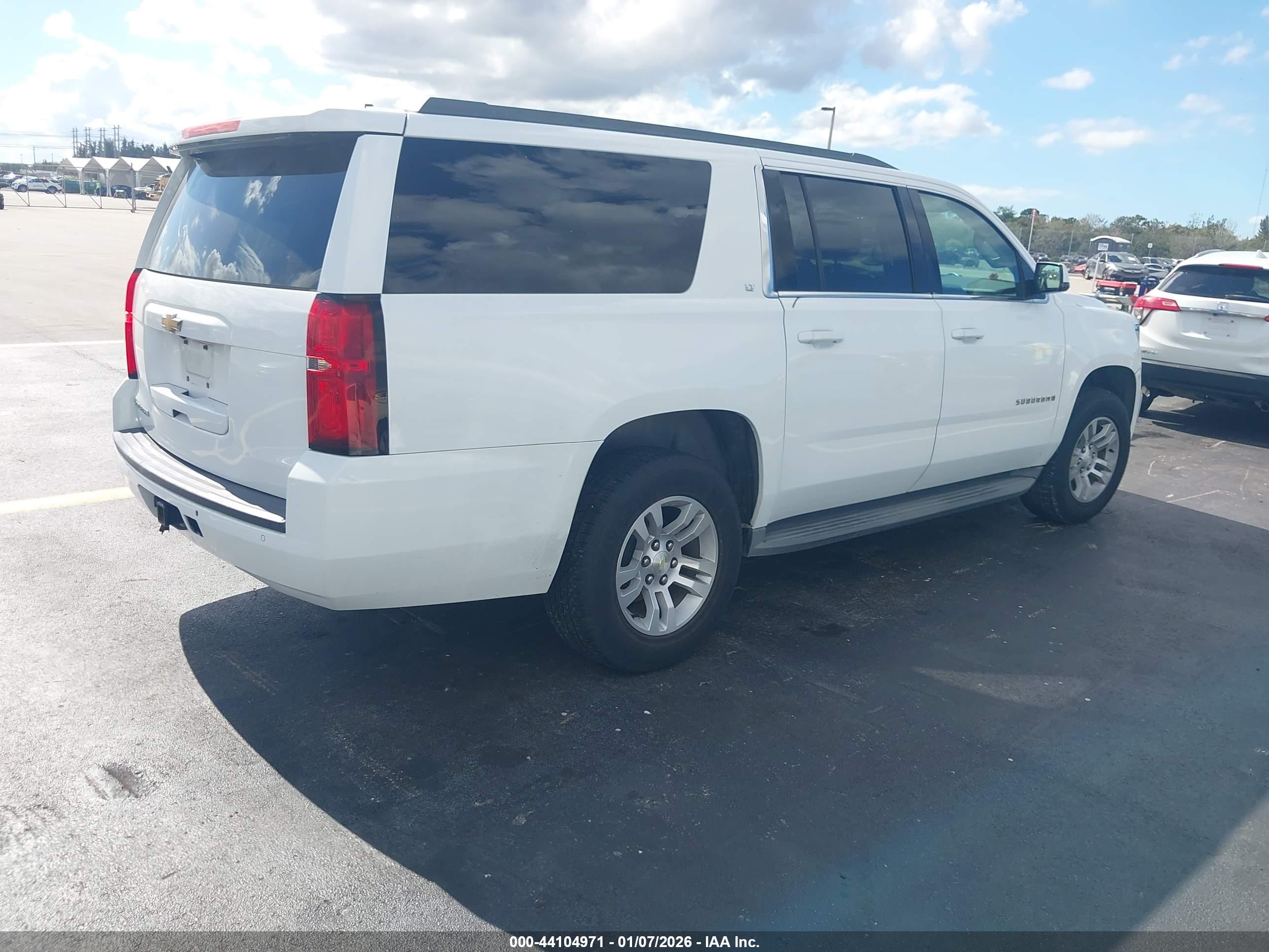 CHEVROLET SUBURBAN image 4