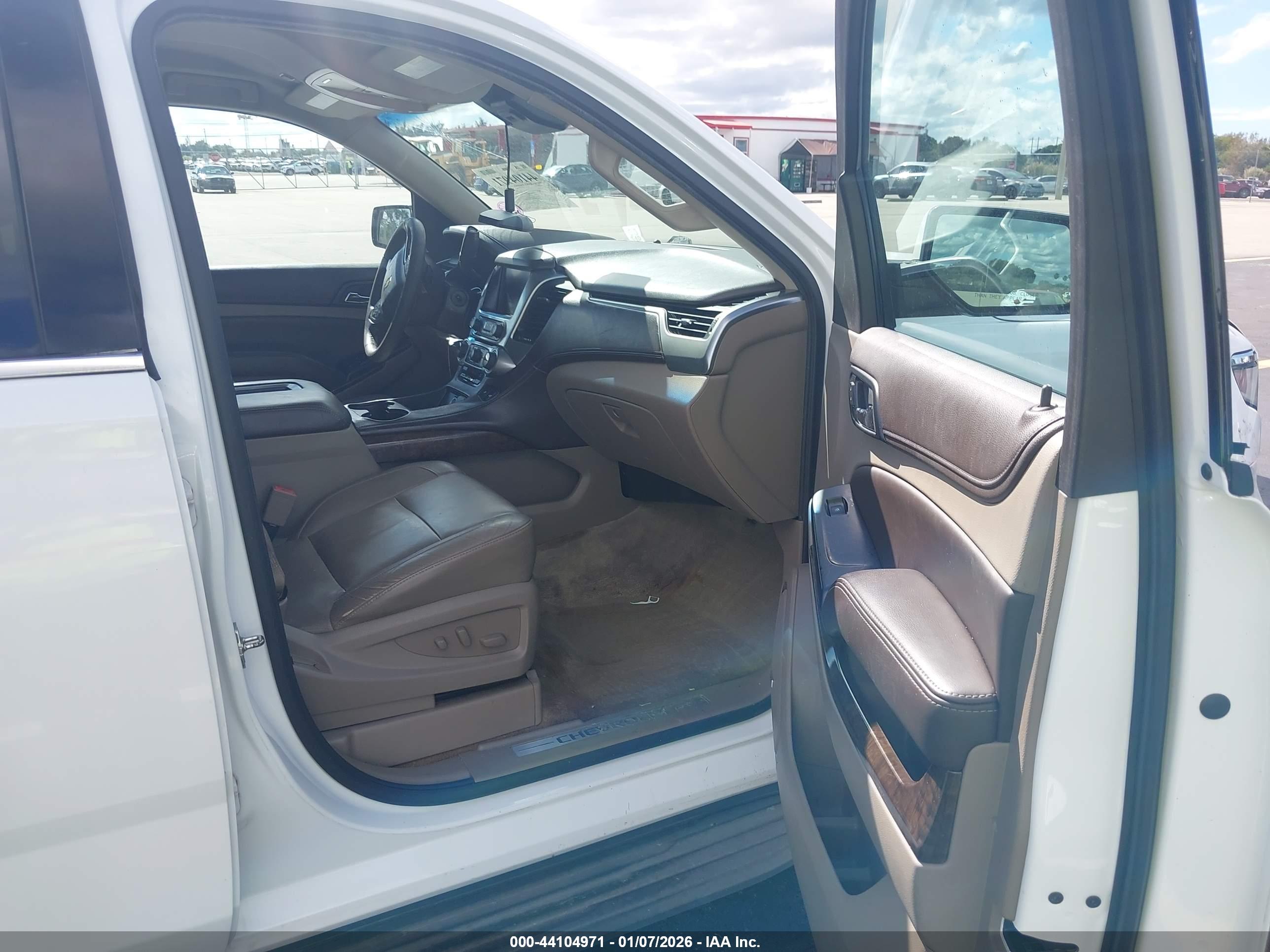 CHEVROLET SUBURBAN image 5