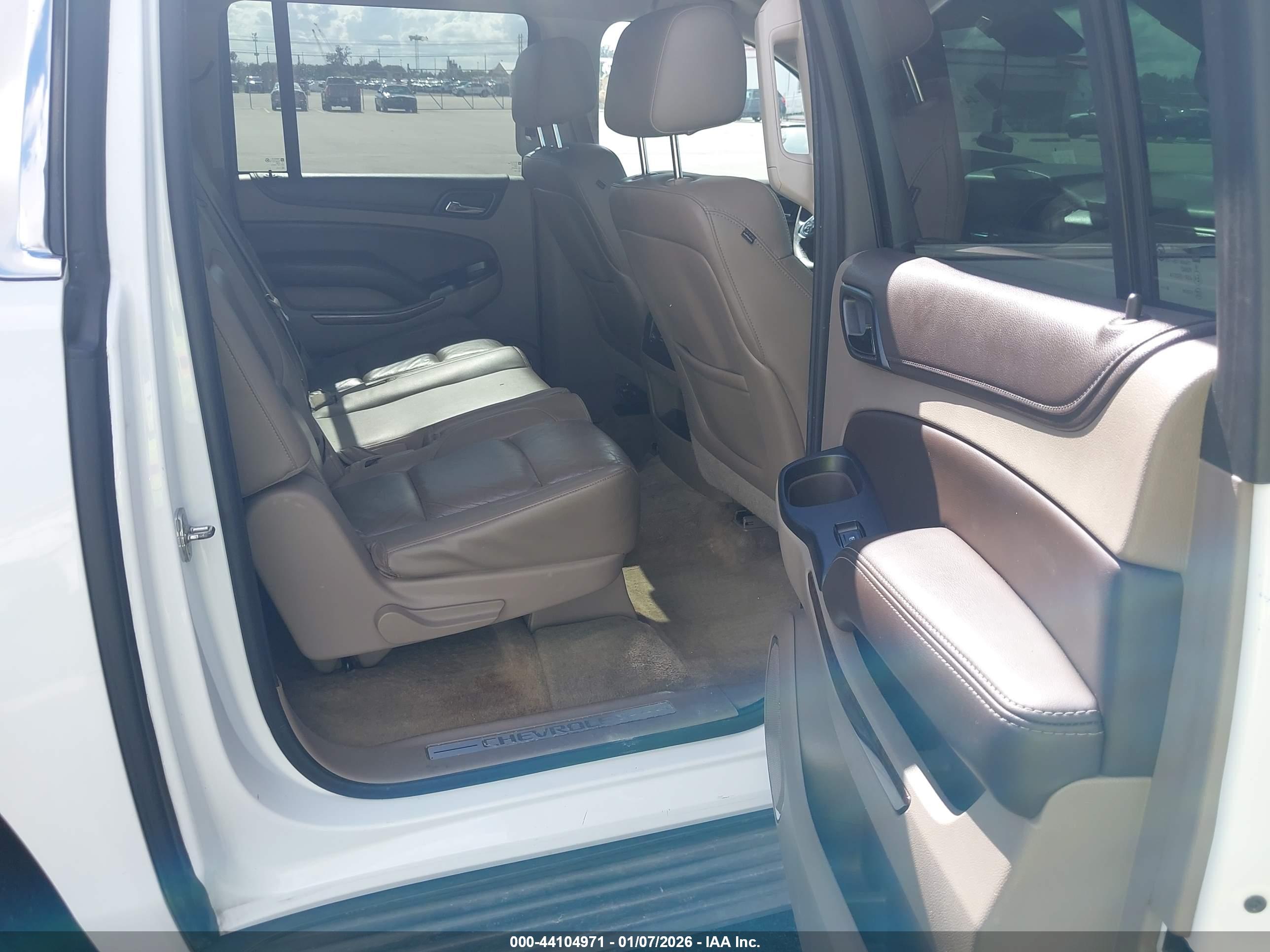 CHEVROLET SUBURBAN image 8