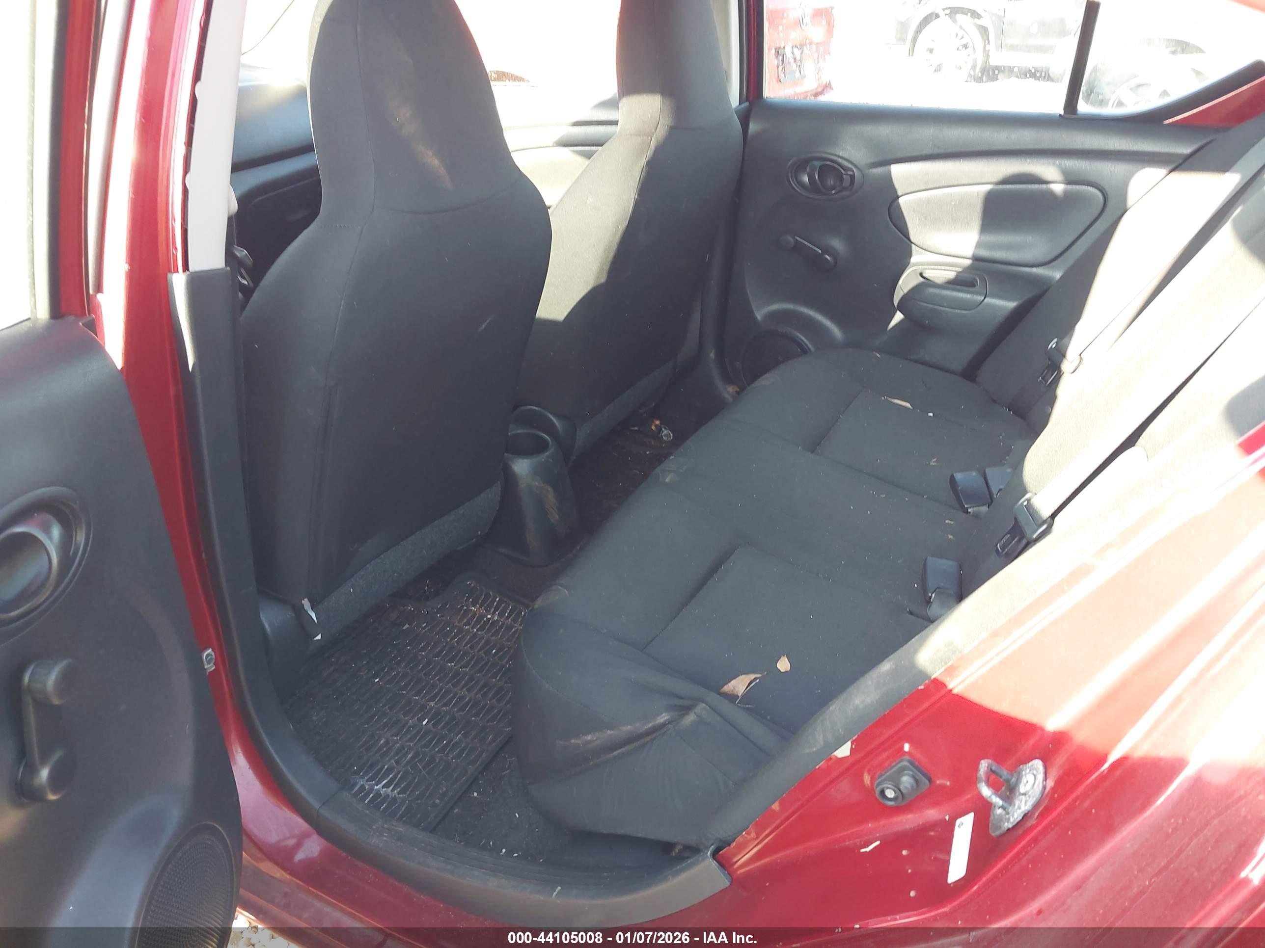 NISSAN VERSA image 8