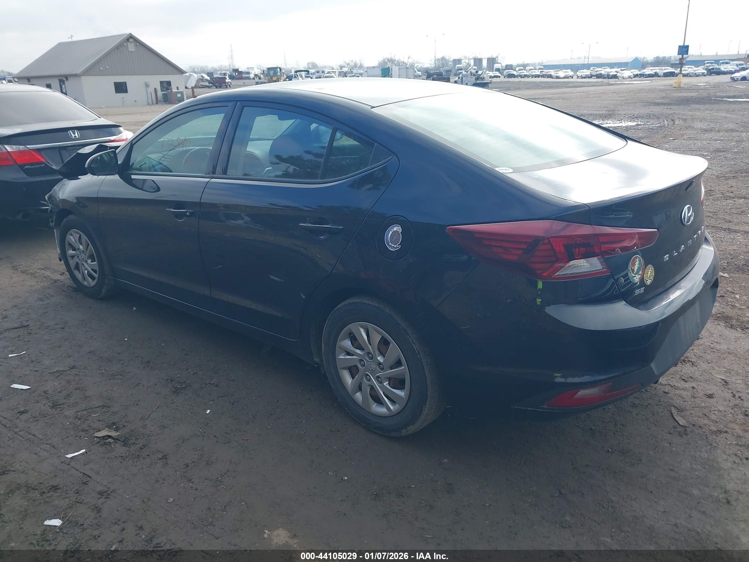 HYUNDAI ELANTRA image 3