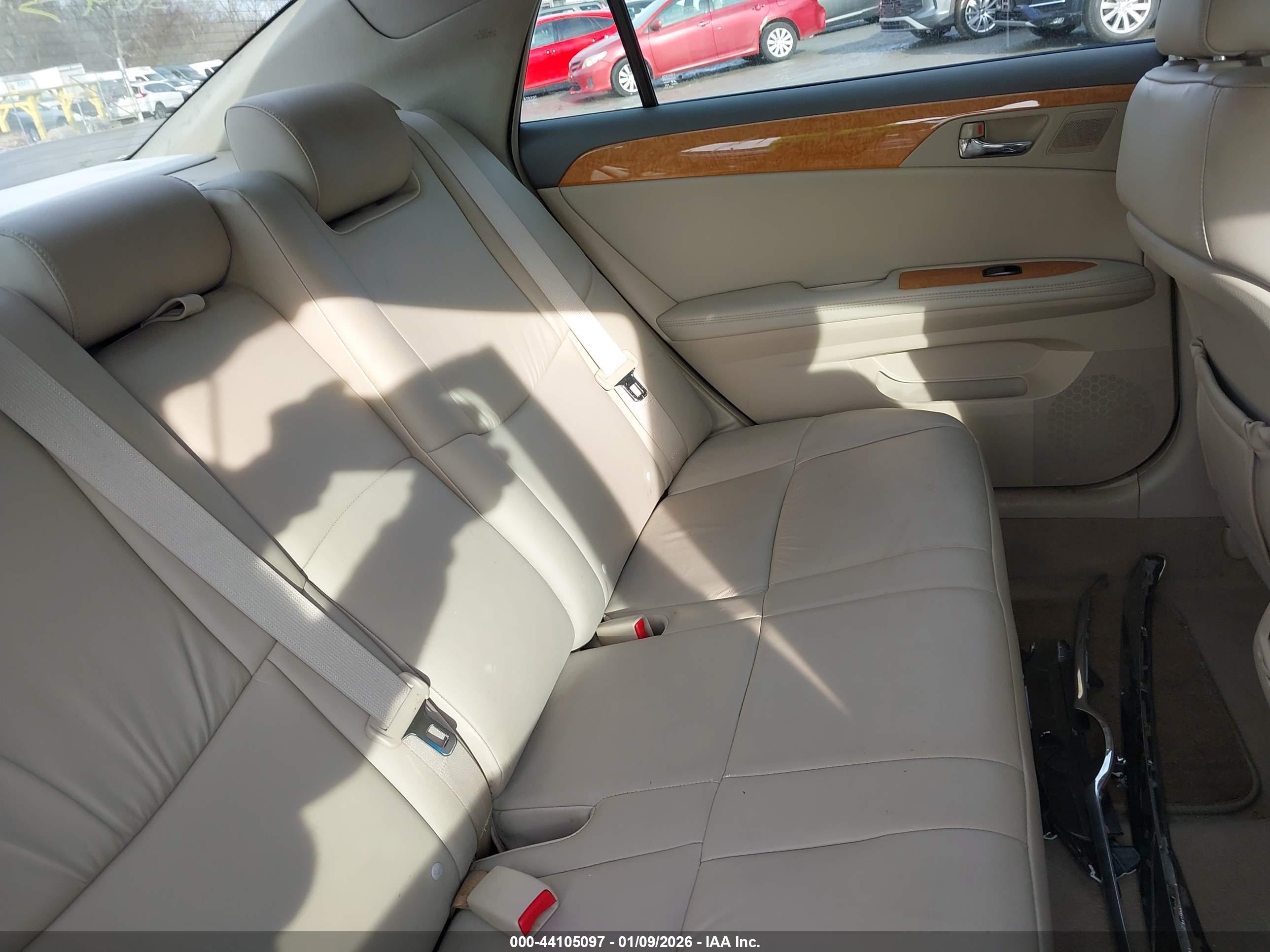 TOYOTA AVALON image 8