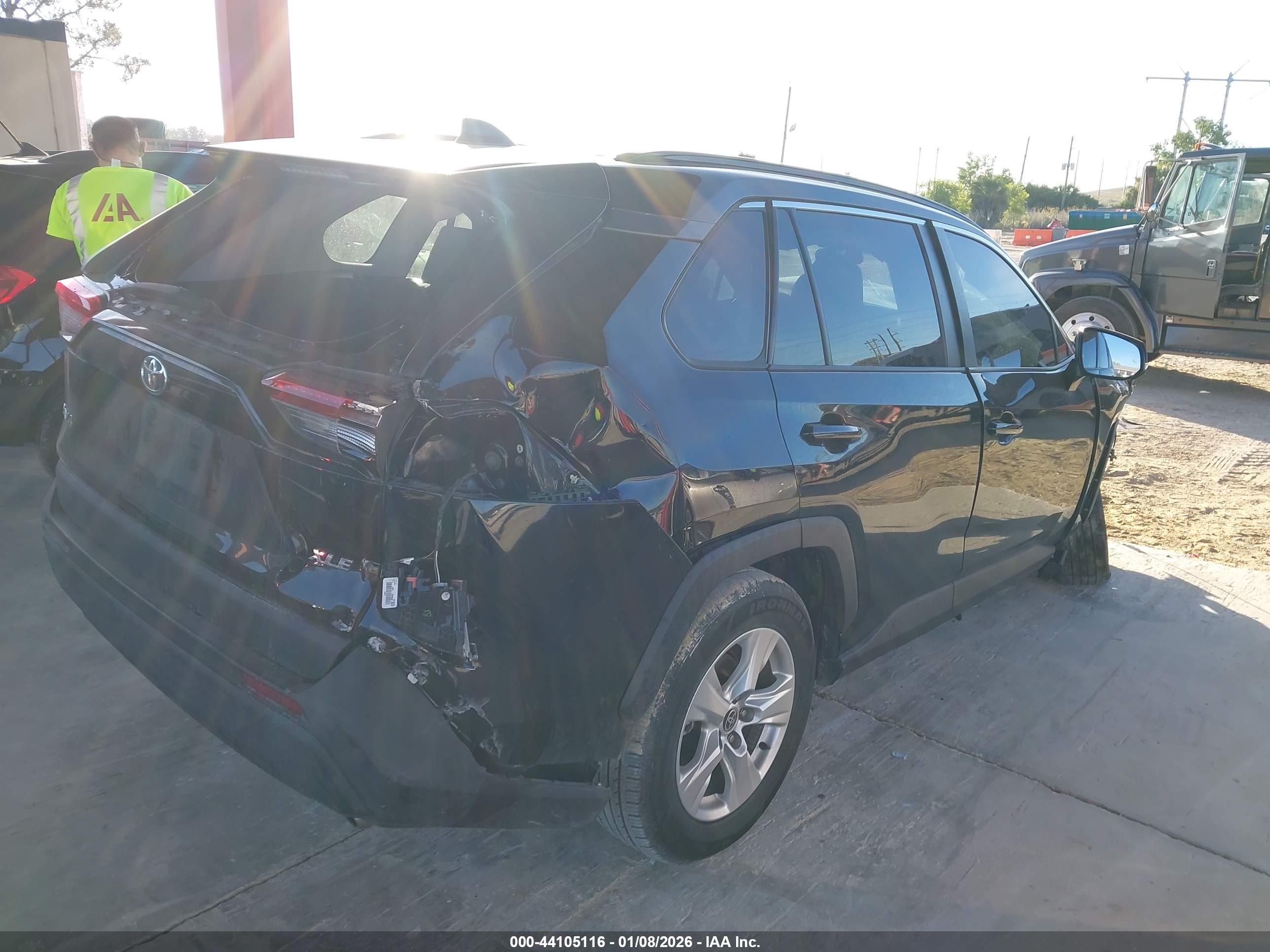 TOYOTA RAV4 image 4