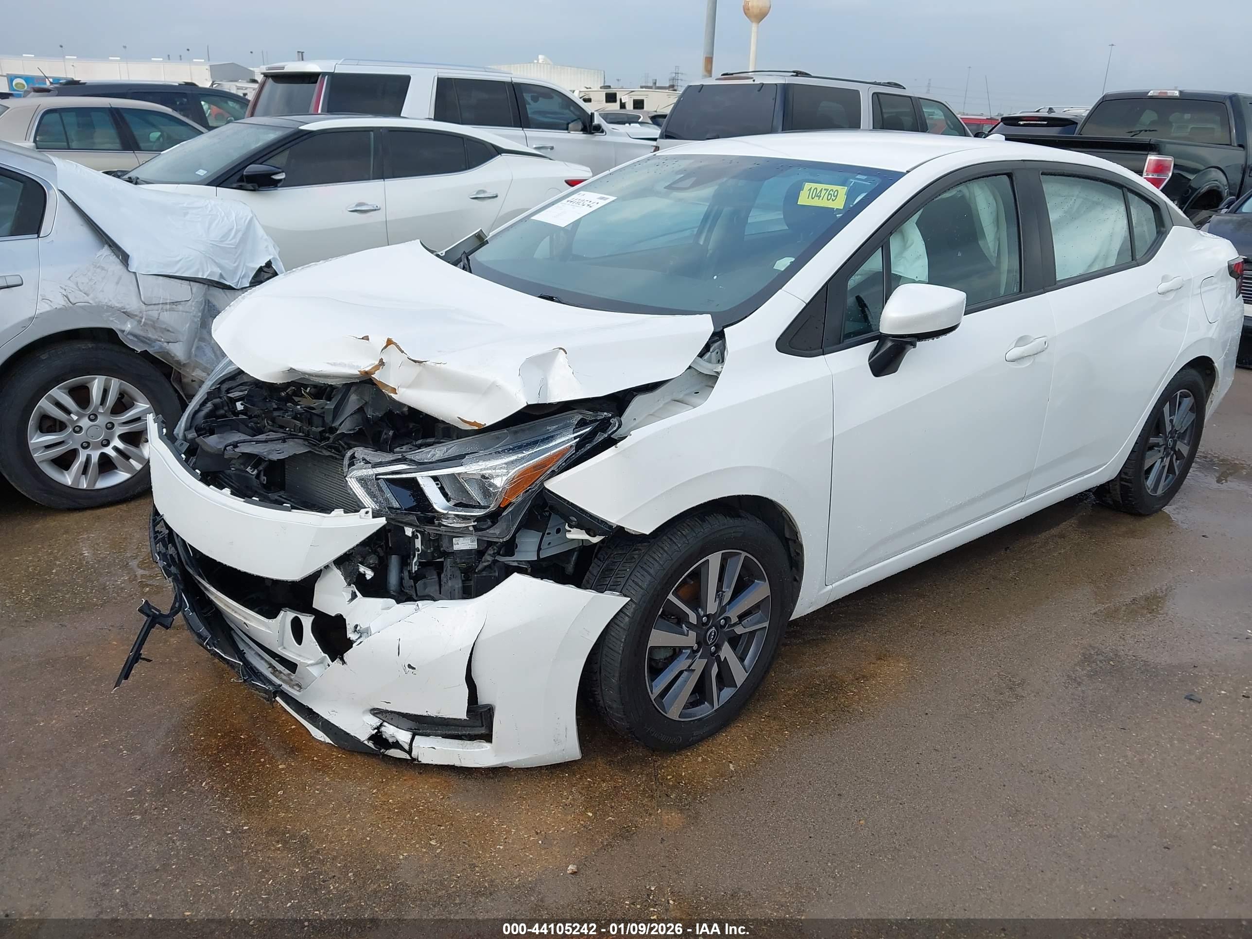 NISSAN VERSA image 2