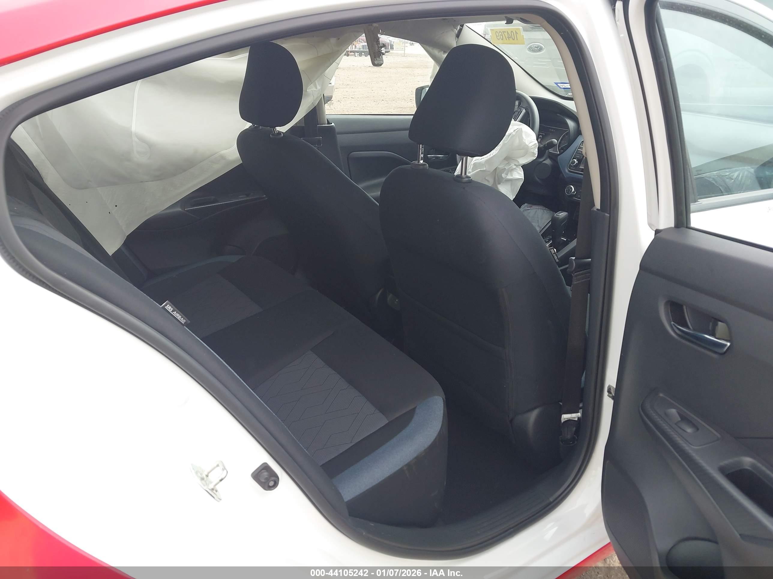 NISSAN VERSA image 8