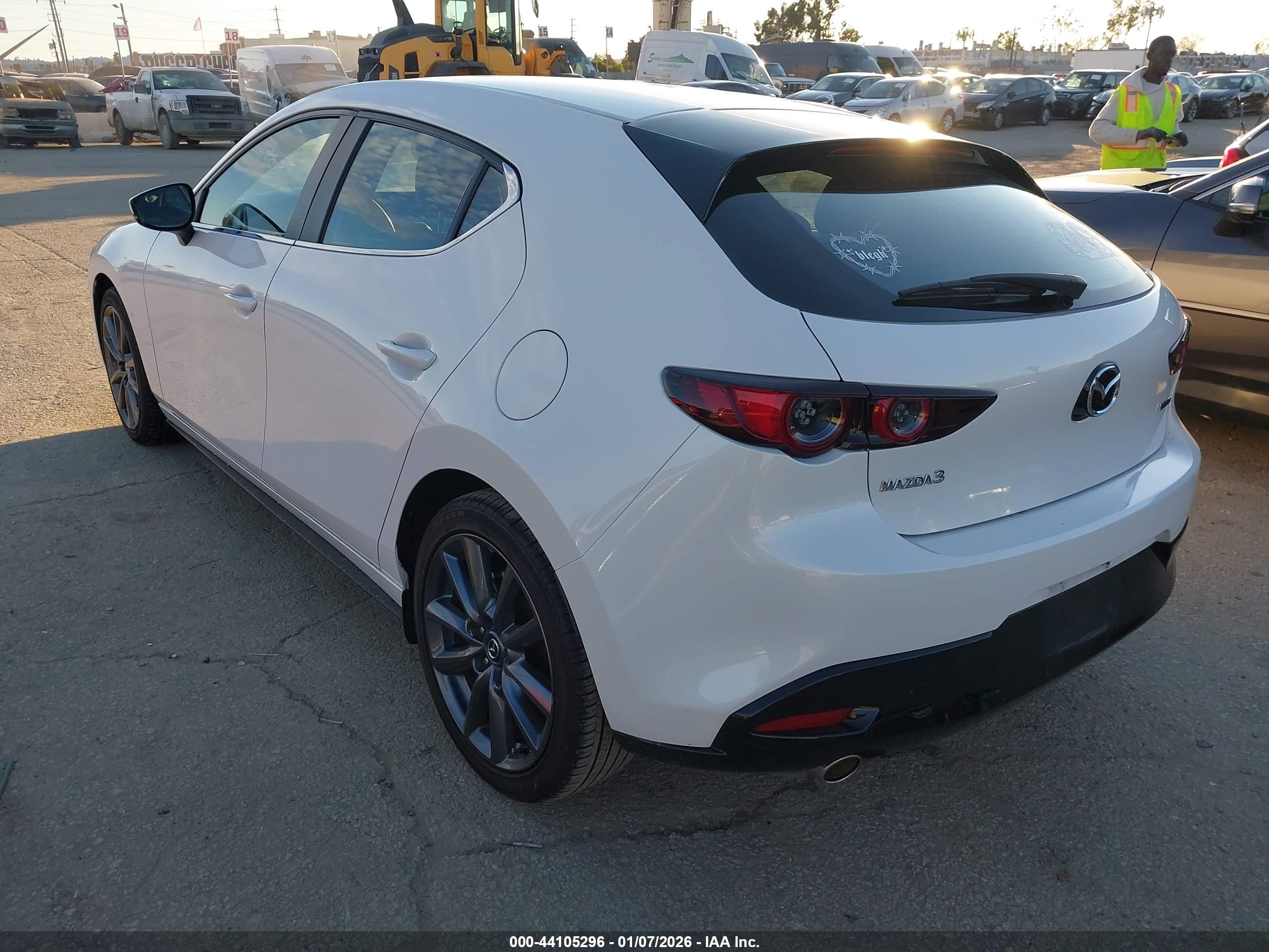 MAZDA MAZDA3 image 3