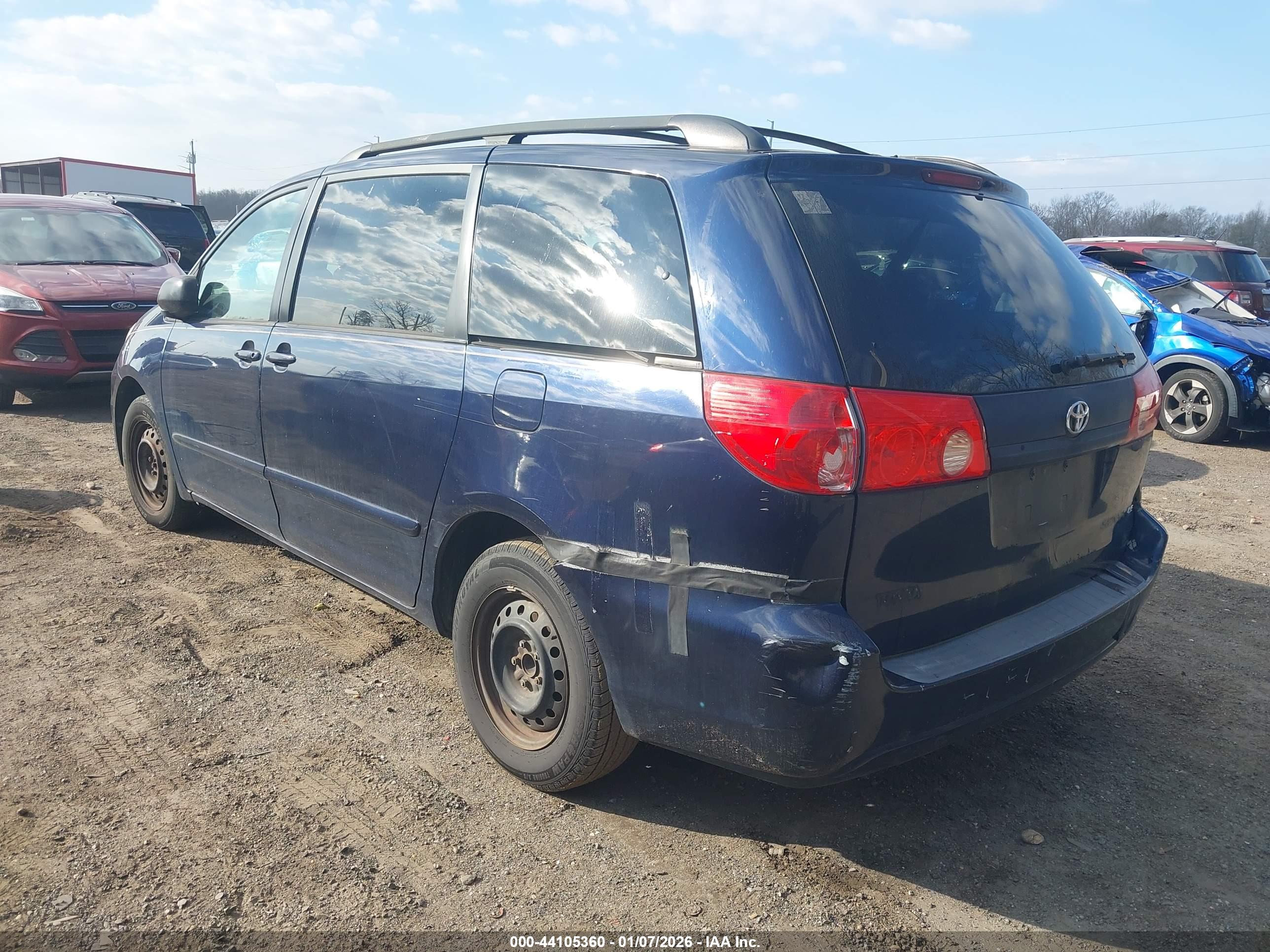 TOYOTA SIENNA image 3