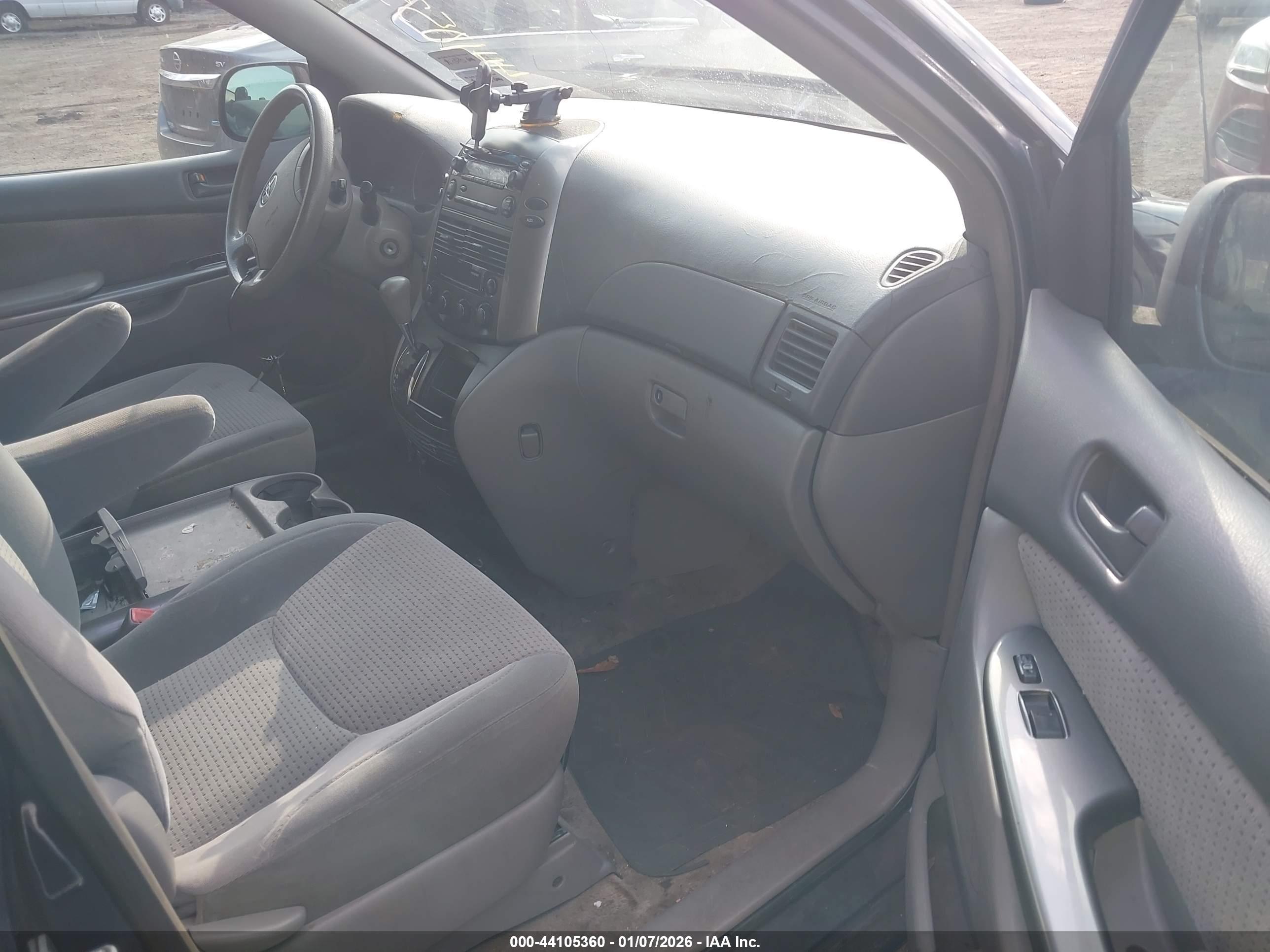 TOYOTA SIENNA image 5