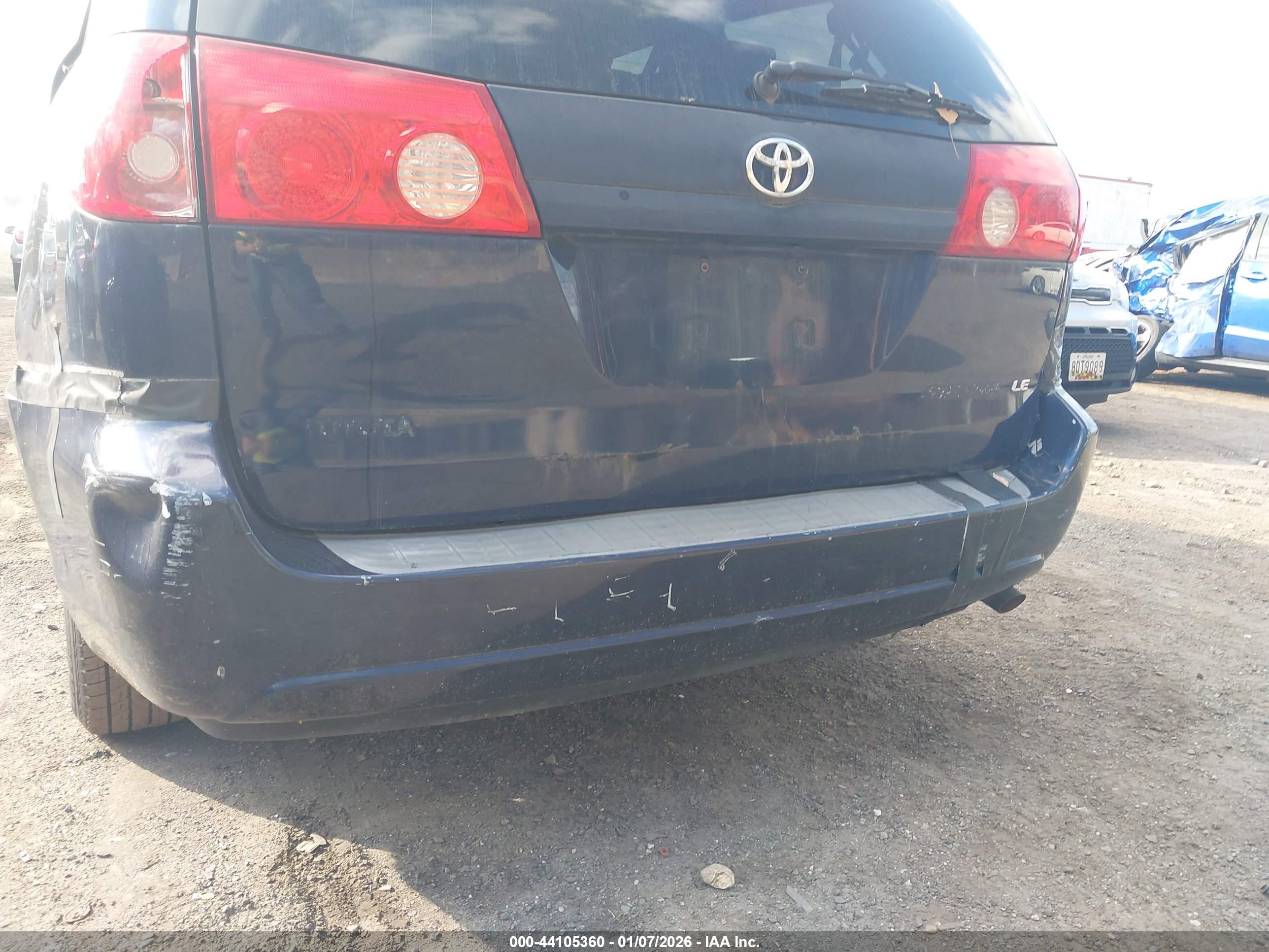 TOYOTA SIENNA image 6