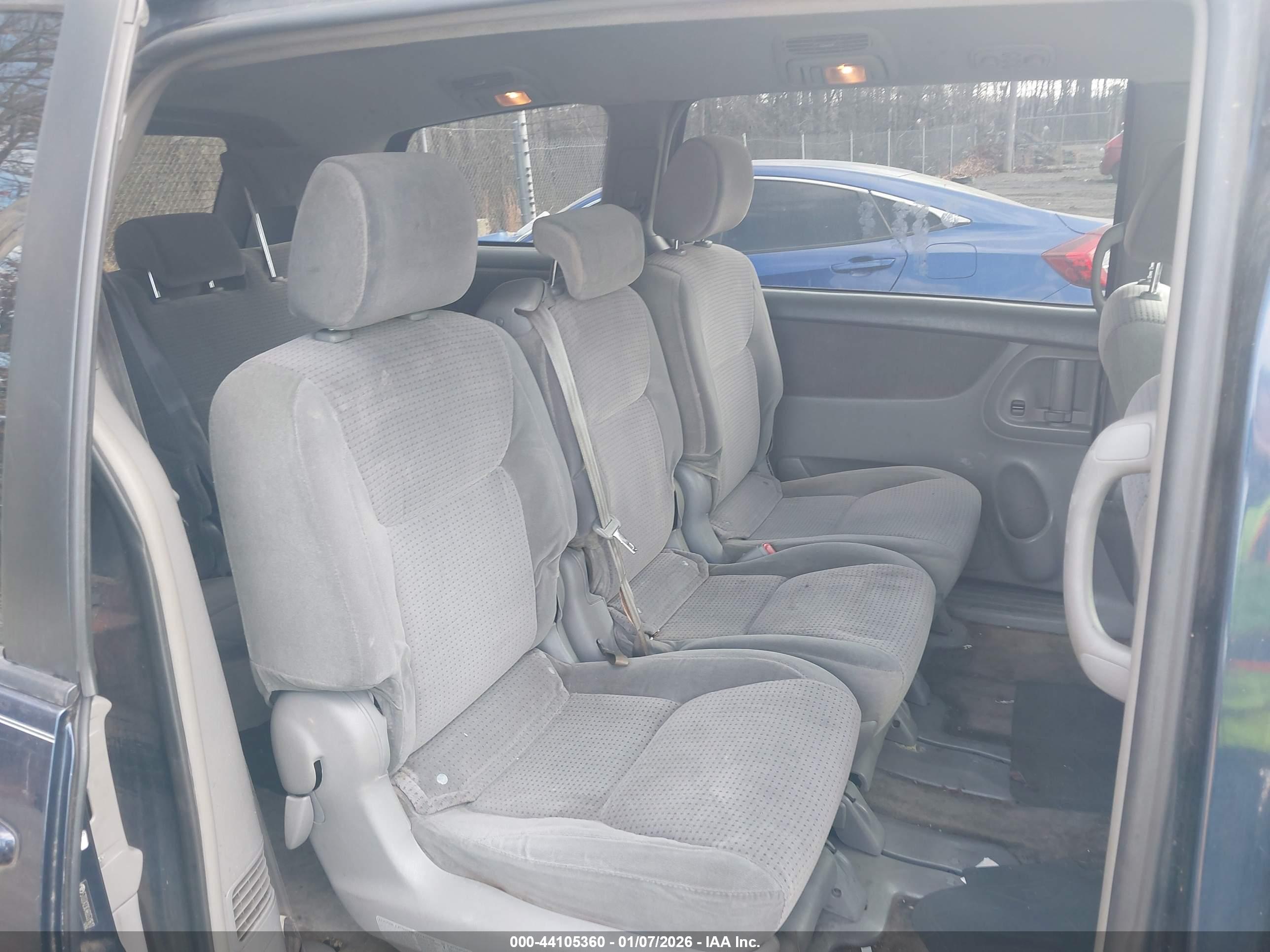 TOYOTA SIENNA image 8