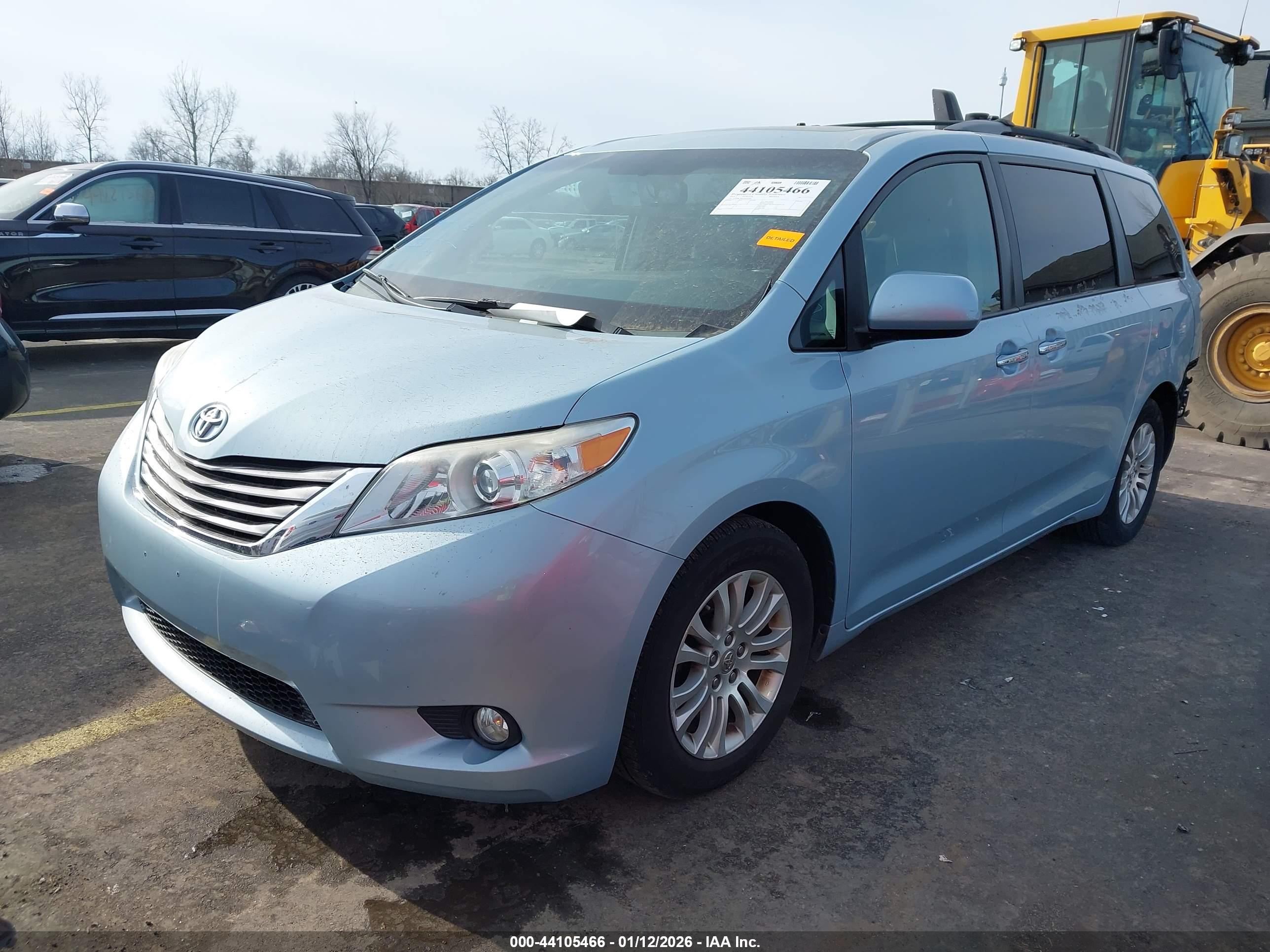TOYOTA SIENNA image 2
